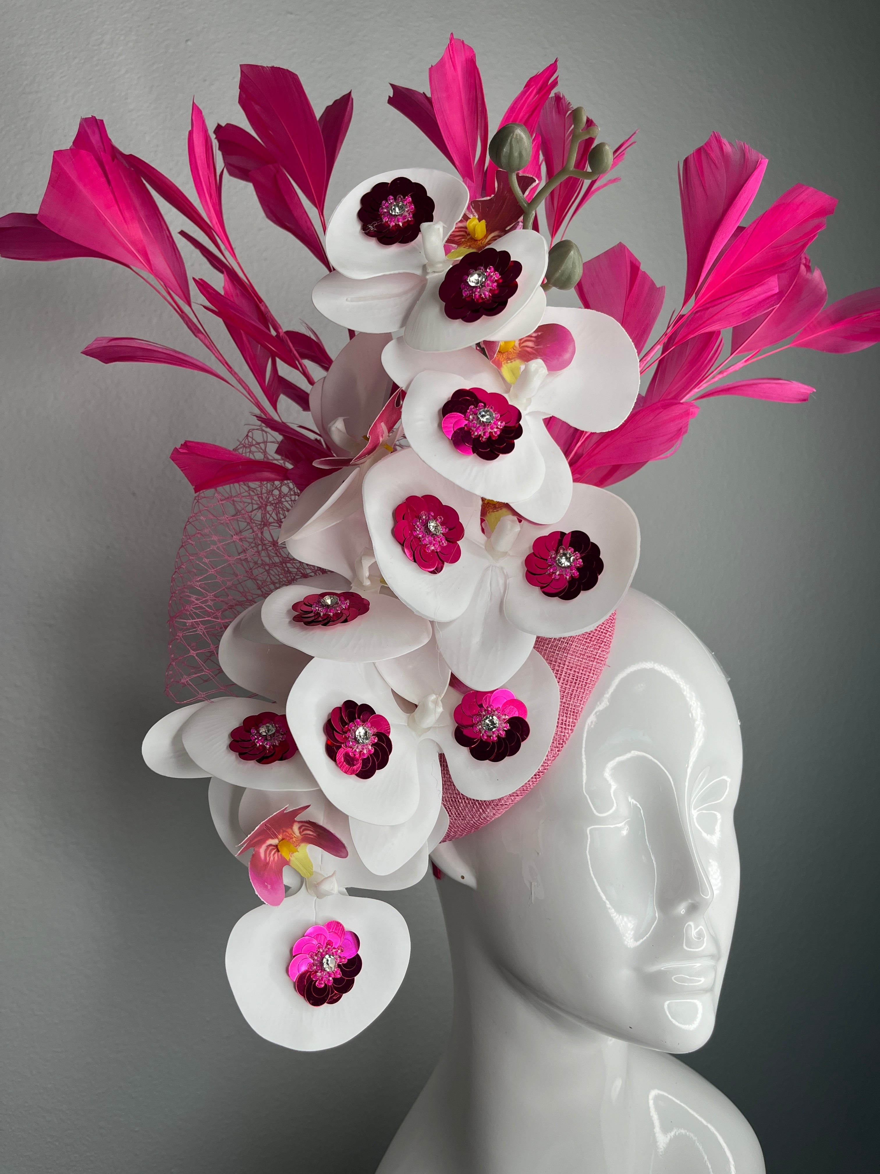 Leuchtrosa Orchideen Fascinator mit Federn - Bold Derby Stirnband mit weißen Orchideen & Pailletten Detail