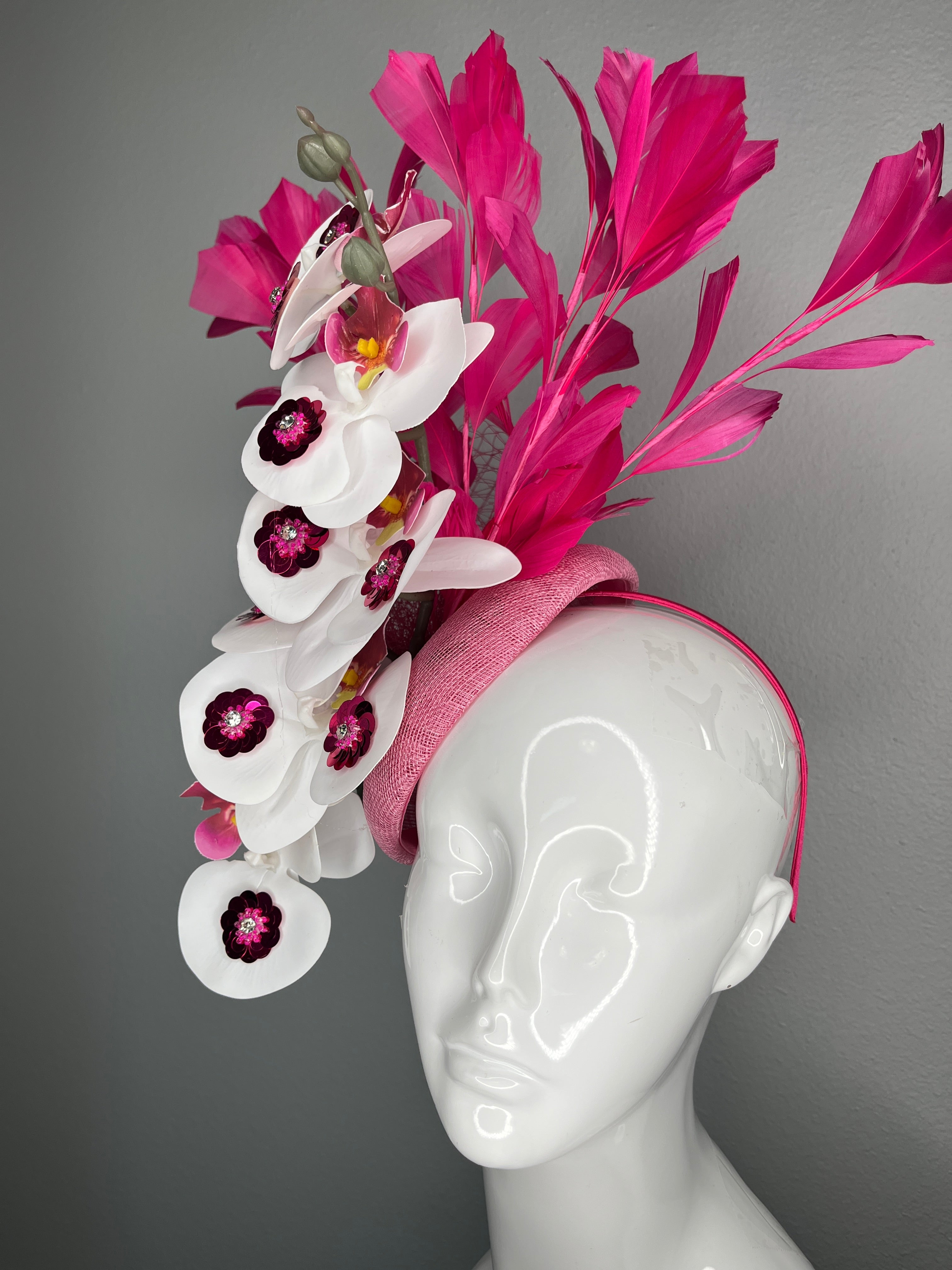 Leuchtrosa Orchideen Fascinator mit Federn - Bold Derby Stirnband mit weißen Orchideen & Pailletten Detail