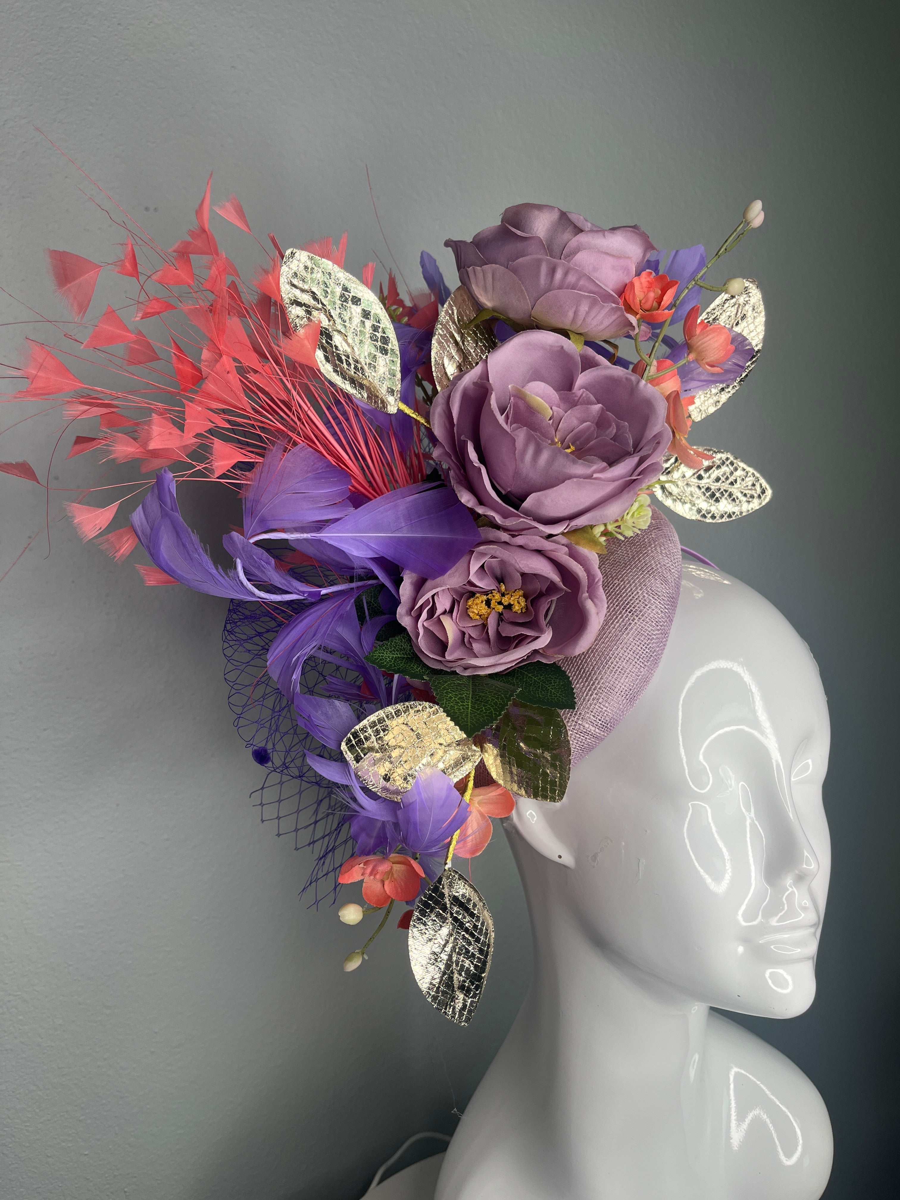 Lavendel Rose Statement Faszinator mit Korallenakzenten und Goldblattdetail