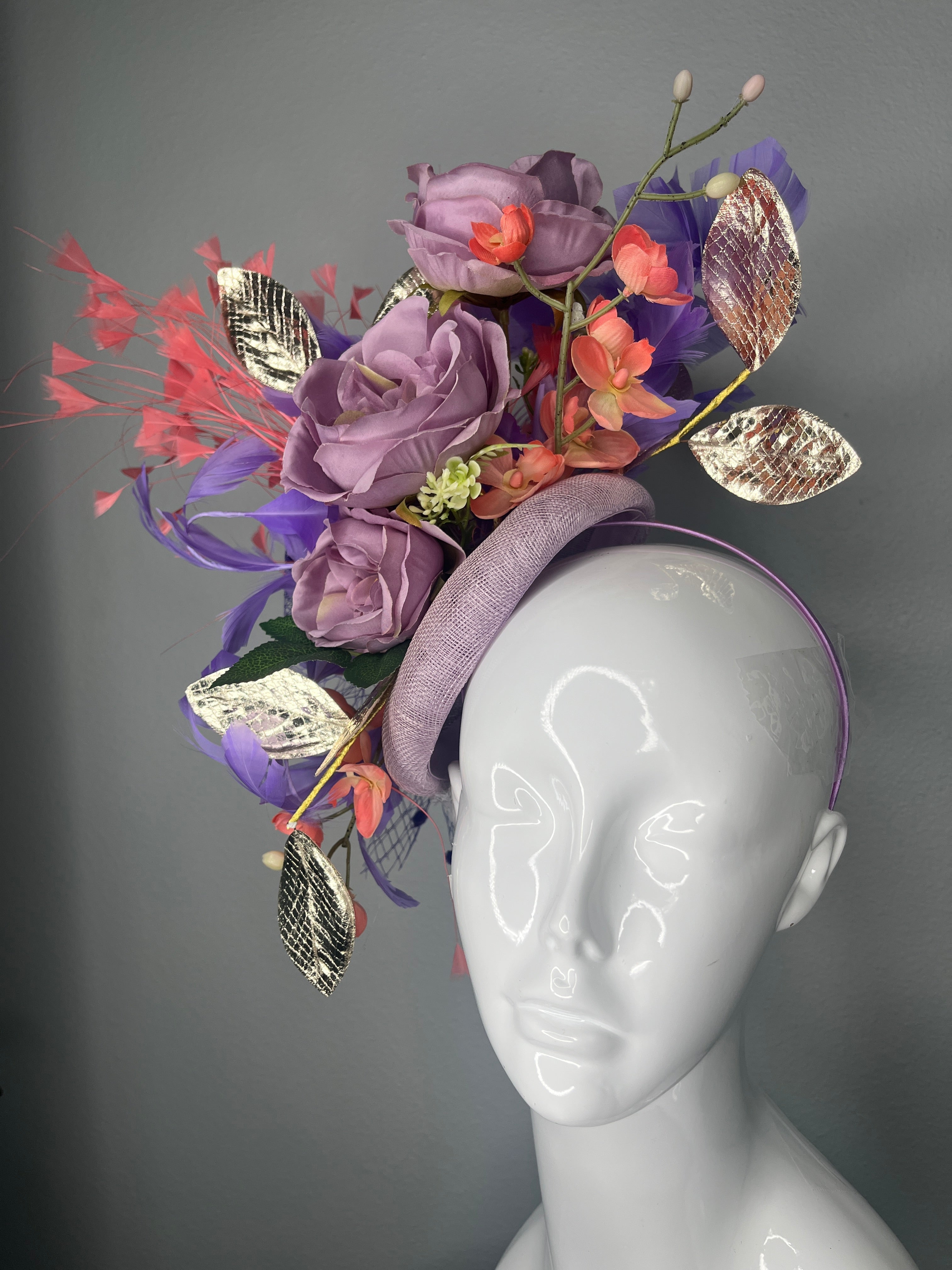 Lavendel Rose Statement Faszinator mit Korallenakzenten und Goldblattdetail