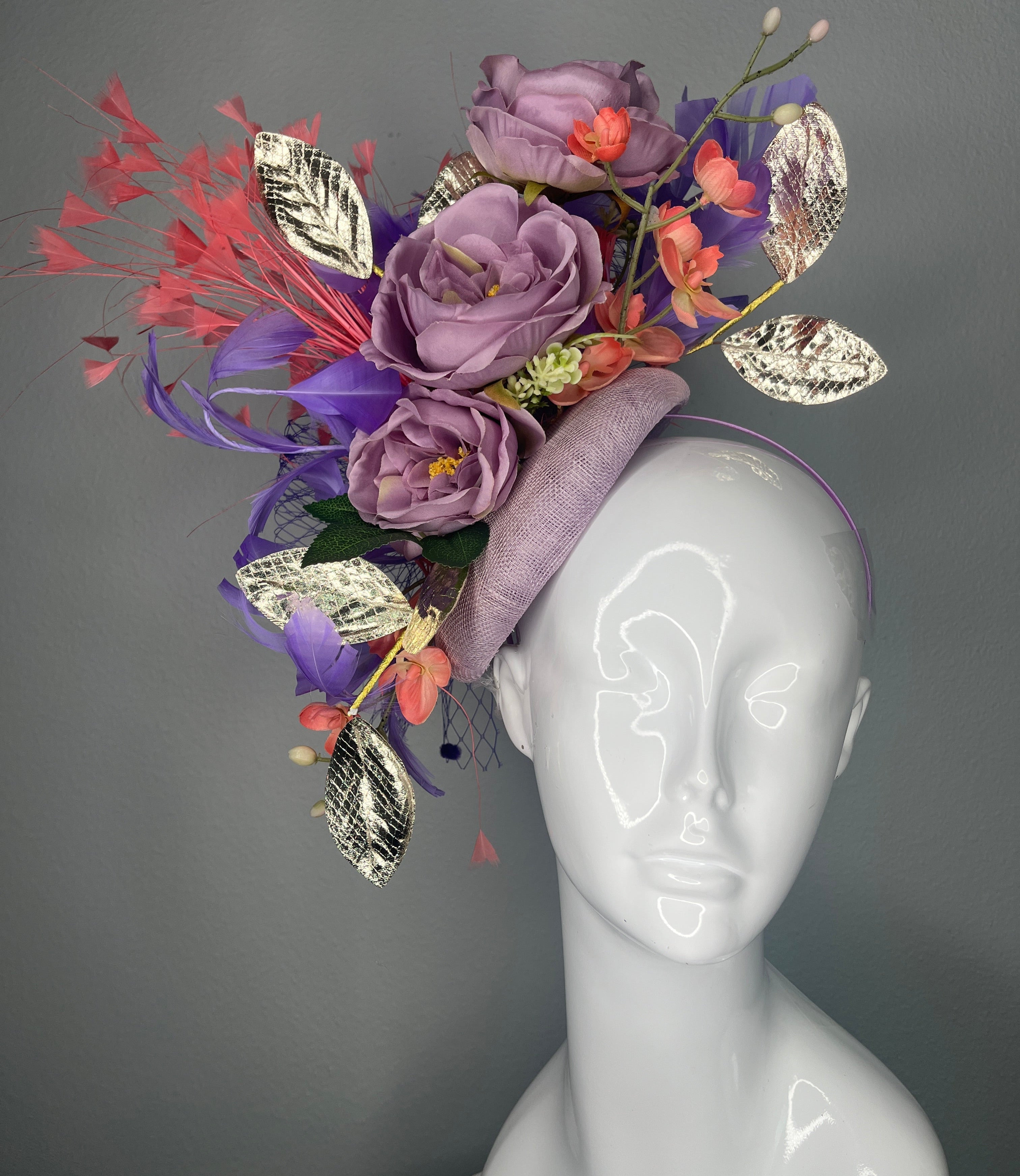 Lavendel Rose Statement Faszinator mit Korallenakzenten und Goldblattdetail