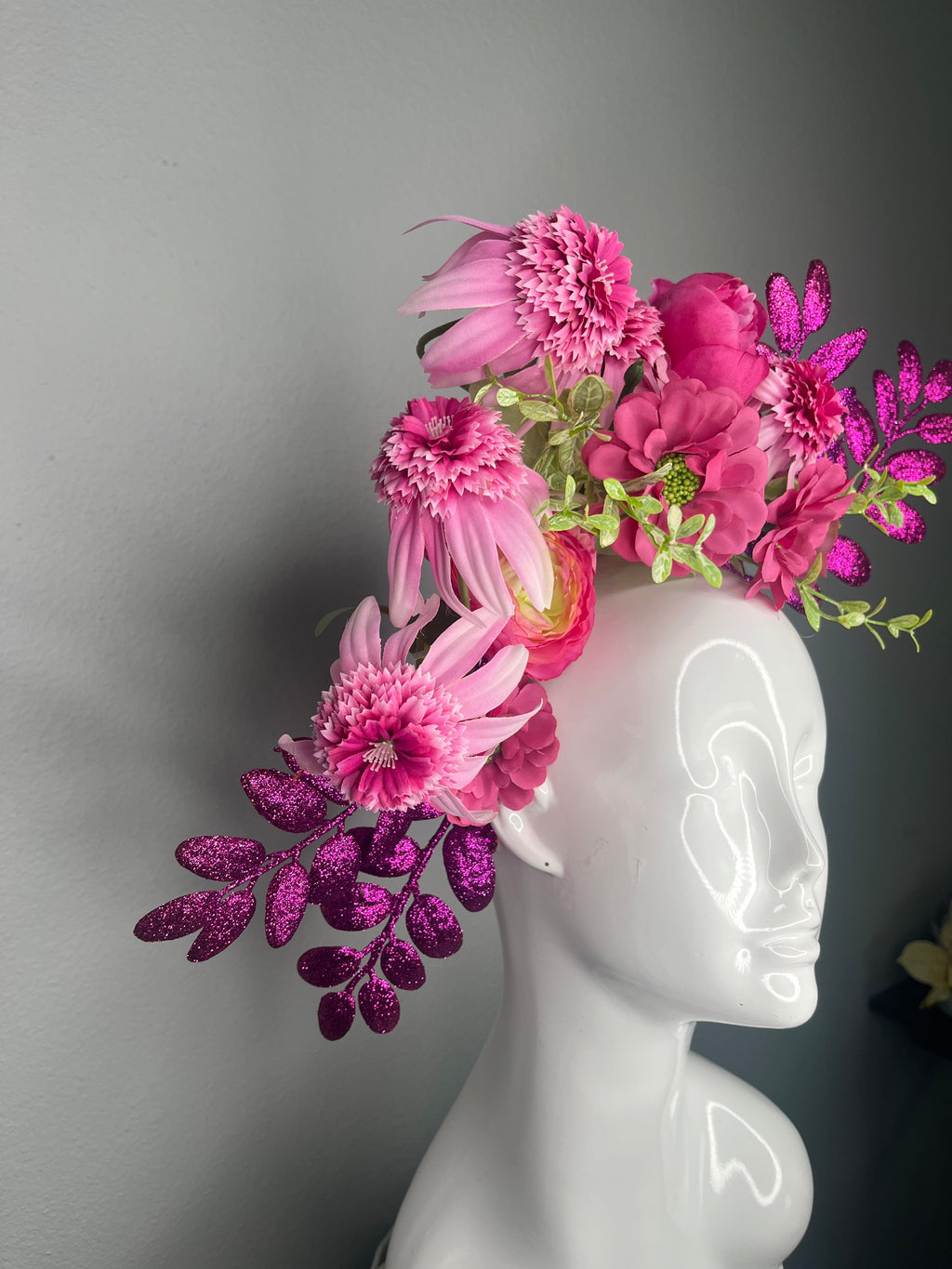 Leuchtrosa Blumen Statement Faszinator mit Glitter Leaf Akzente Kentucky Derby Kentucky Oaks