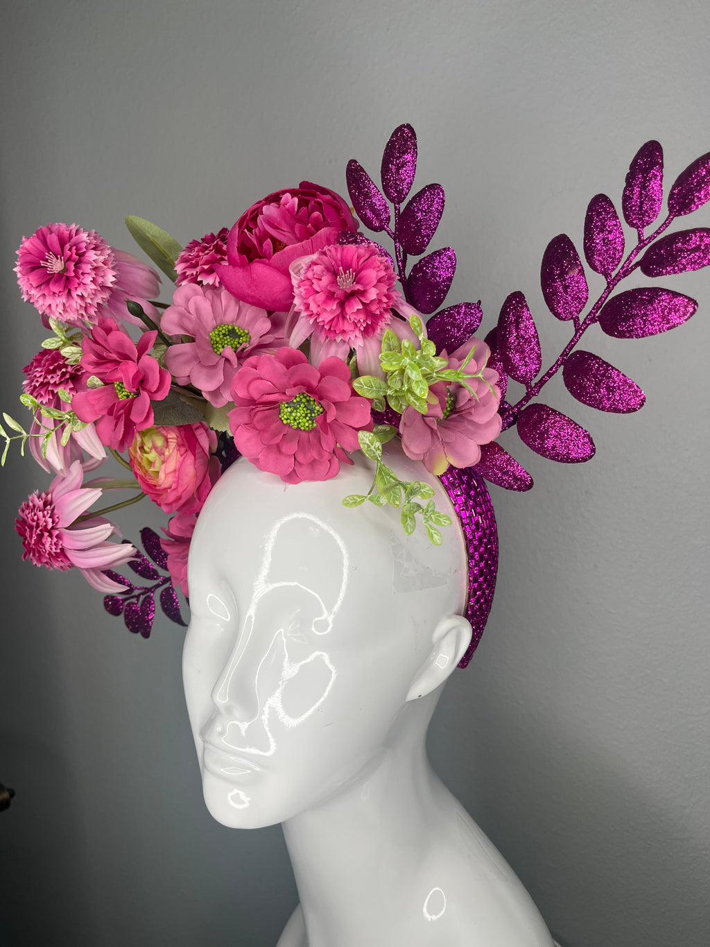 Leuchtrosa Blumen Statement Faszinator mit Glitter Leaf Akzente Kentucky Derby Kentucky Oaks