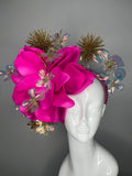 Kentucky Derby & Kentucky Oaks Leuchtrosa Statement Faszinator Luxuriös Blumen Kopfschmuck mit Gold und schillernden Akzenten