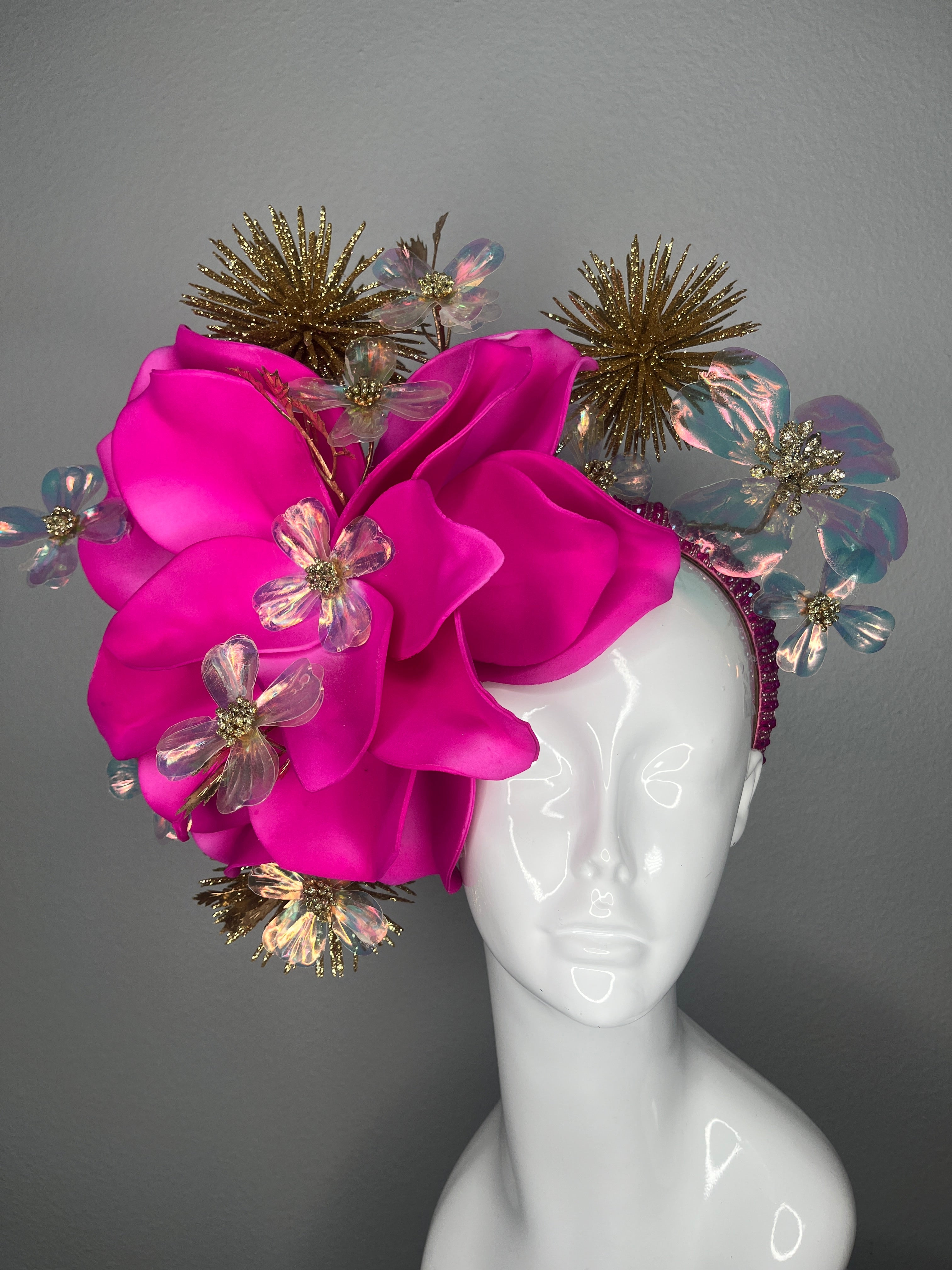 Kentucky Derby & Kentucky Oaks Leuchtrosa Statement Faszinator Luxuriös Blumen Kopfschmuck mit Gold und schillernden Akzenten