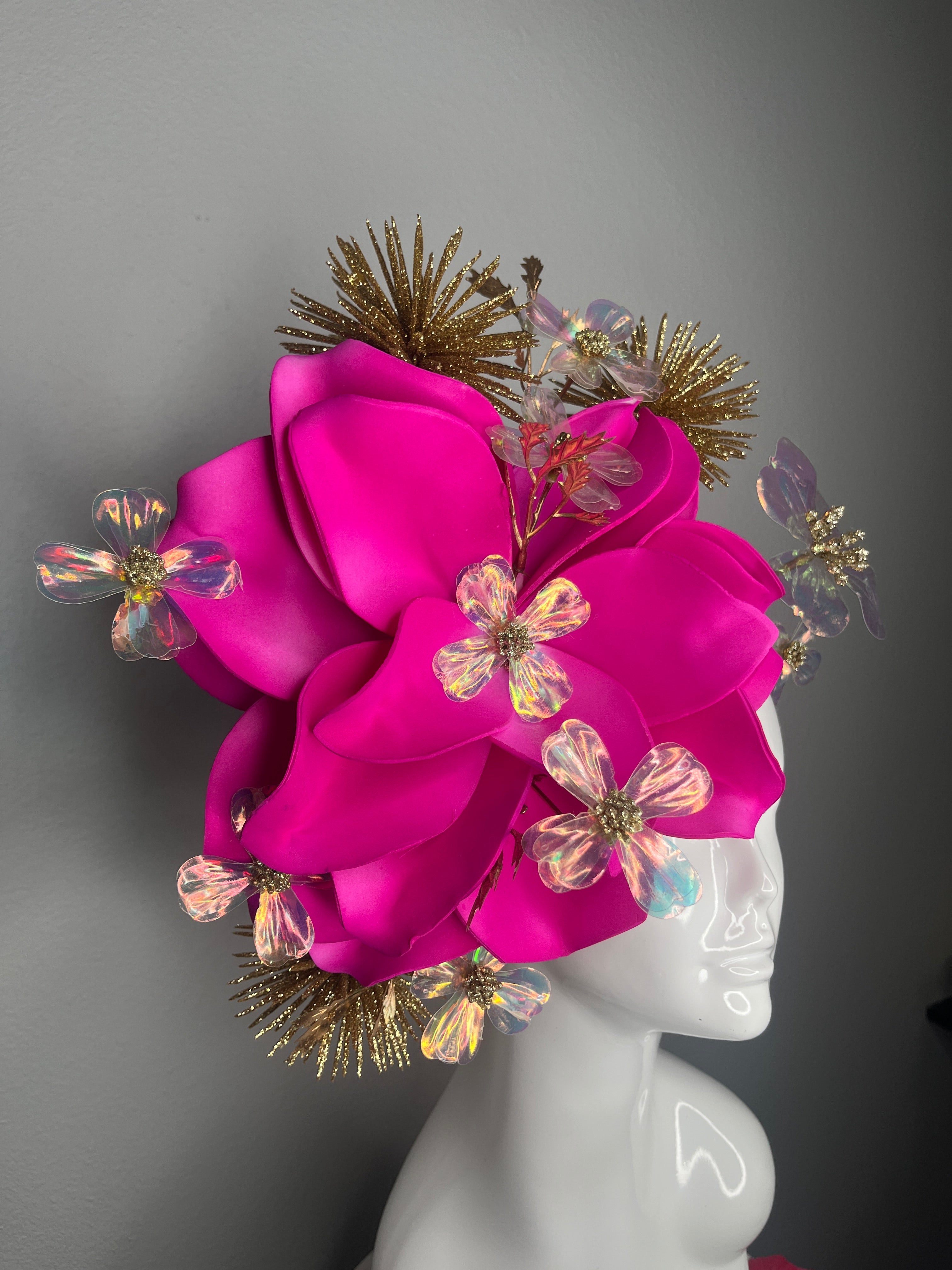 Kentucky Derby & Kentucky Oaks Leuchtrosa Statement Faszinator Luxuriös Blumen Kopfschmuck mit Gold und schillernden Akzenten