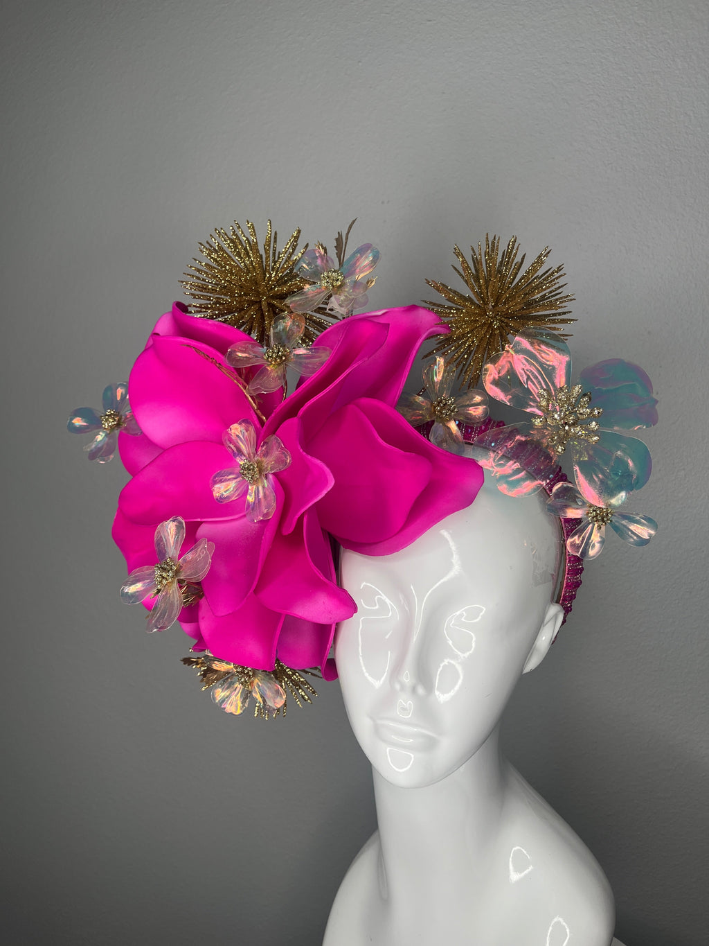 Kentucky Derby & Kentucky Oaks Leuchtrosa Statement Faszinator Luxuriös Blumen Kopfschmuck mit Gold und schillernden Akzenten