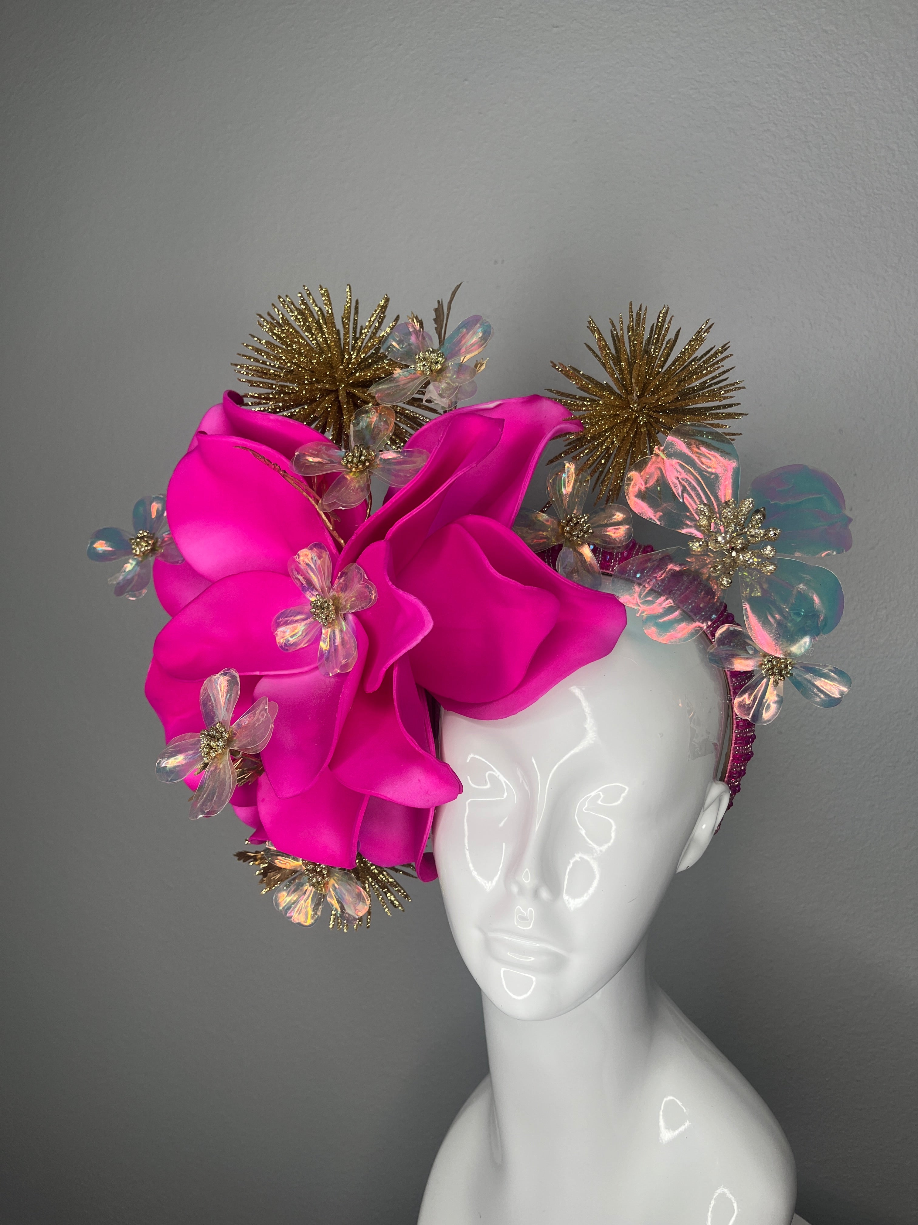 Kentucky Derby & Kentucky Oaks Leuchtrosa Statement Faszinator Luxuriös Blumen Kopfschmuck mit Gold und schillernden Akzenten