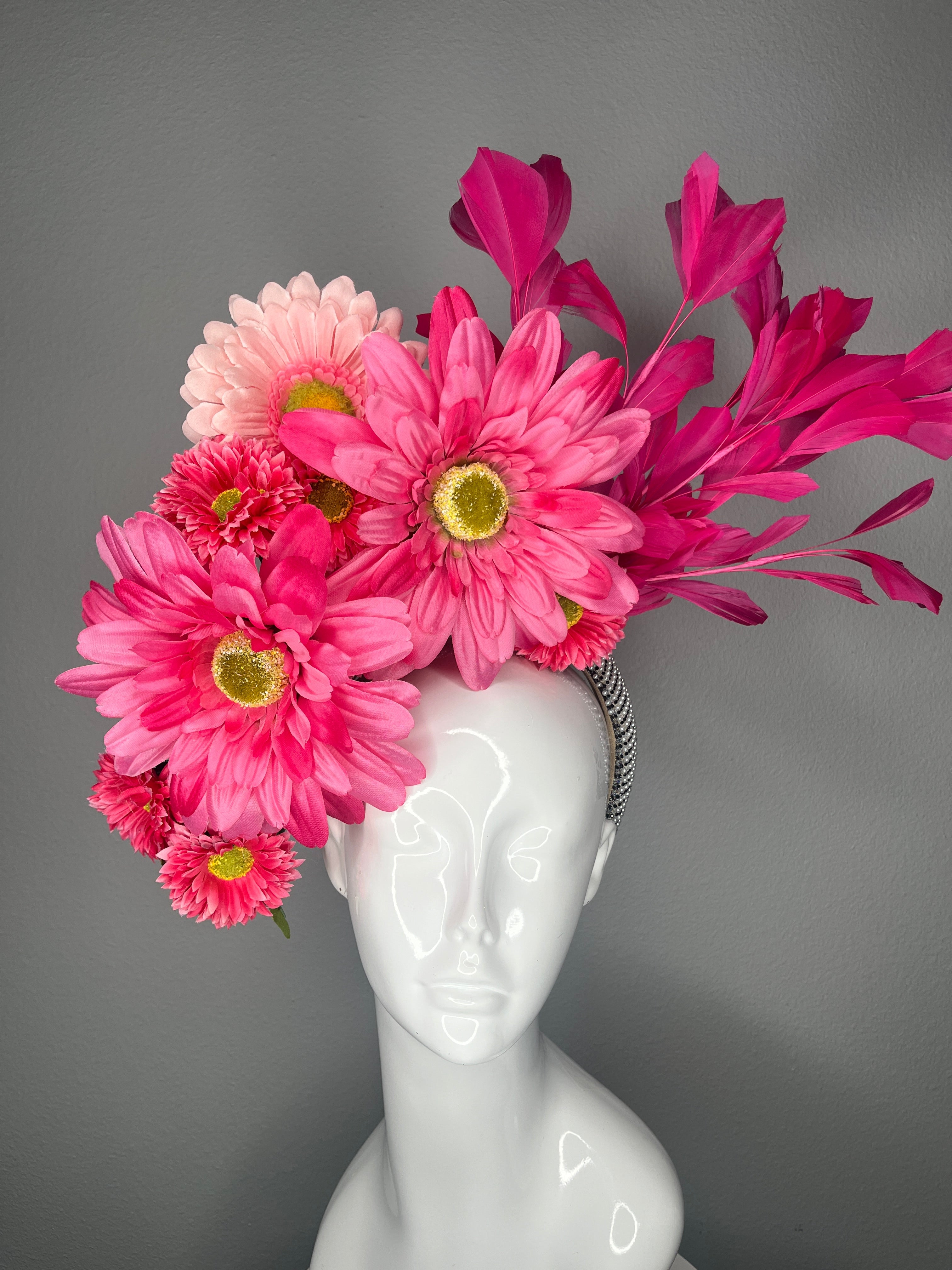 Kentucky Derby Kentucky Oaks Leuchtrosa Blumen Fascinator Bold Gartenparty Statement-Kopfschmuck mit Federn