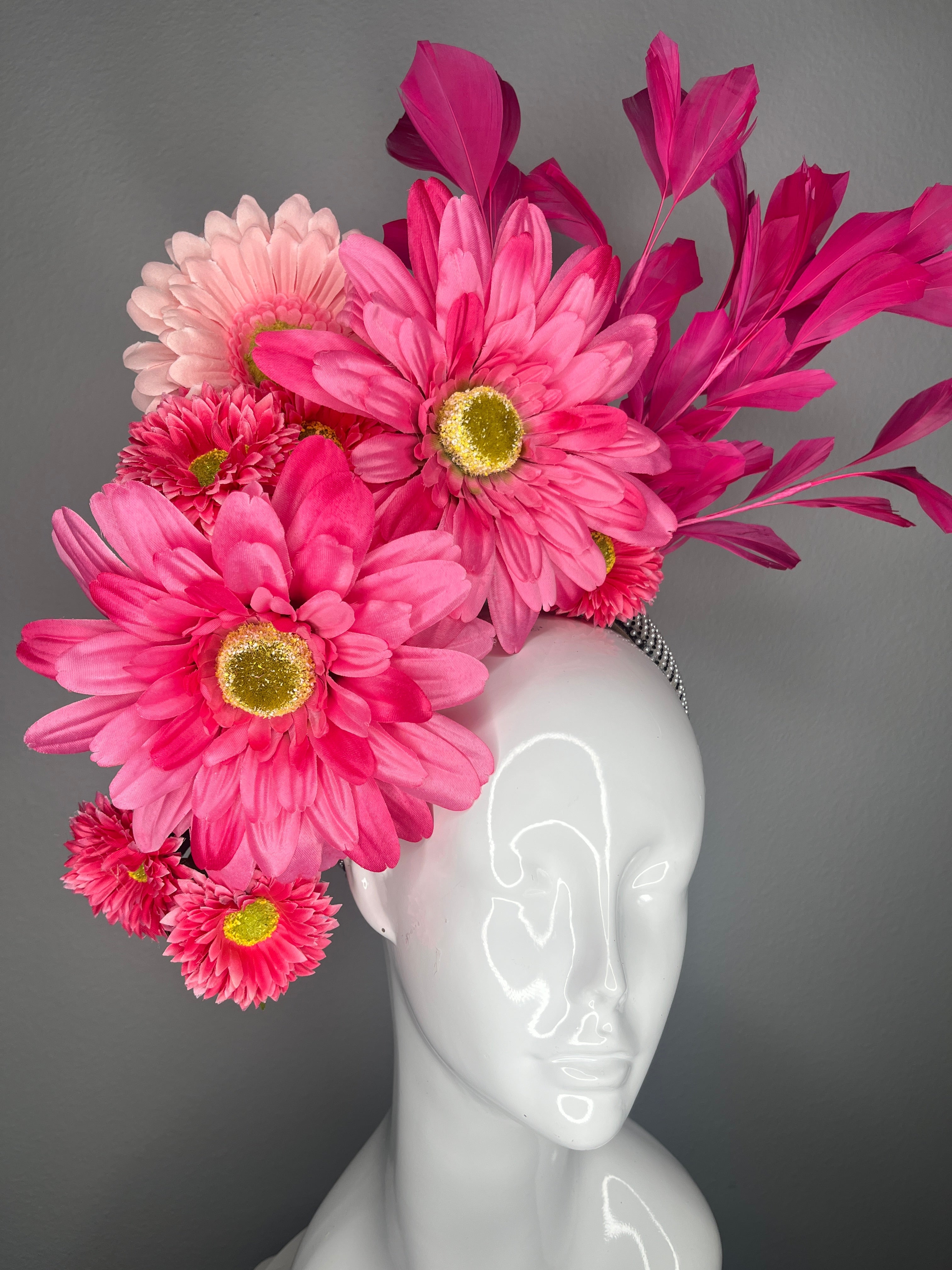 Kentucky Derby Kentucky Oaks Leuchtrosa Blumen Fascinator Bold Gartenparty Statement-Kopfschmuck mit Federn
