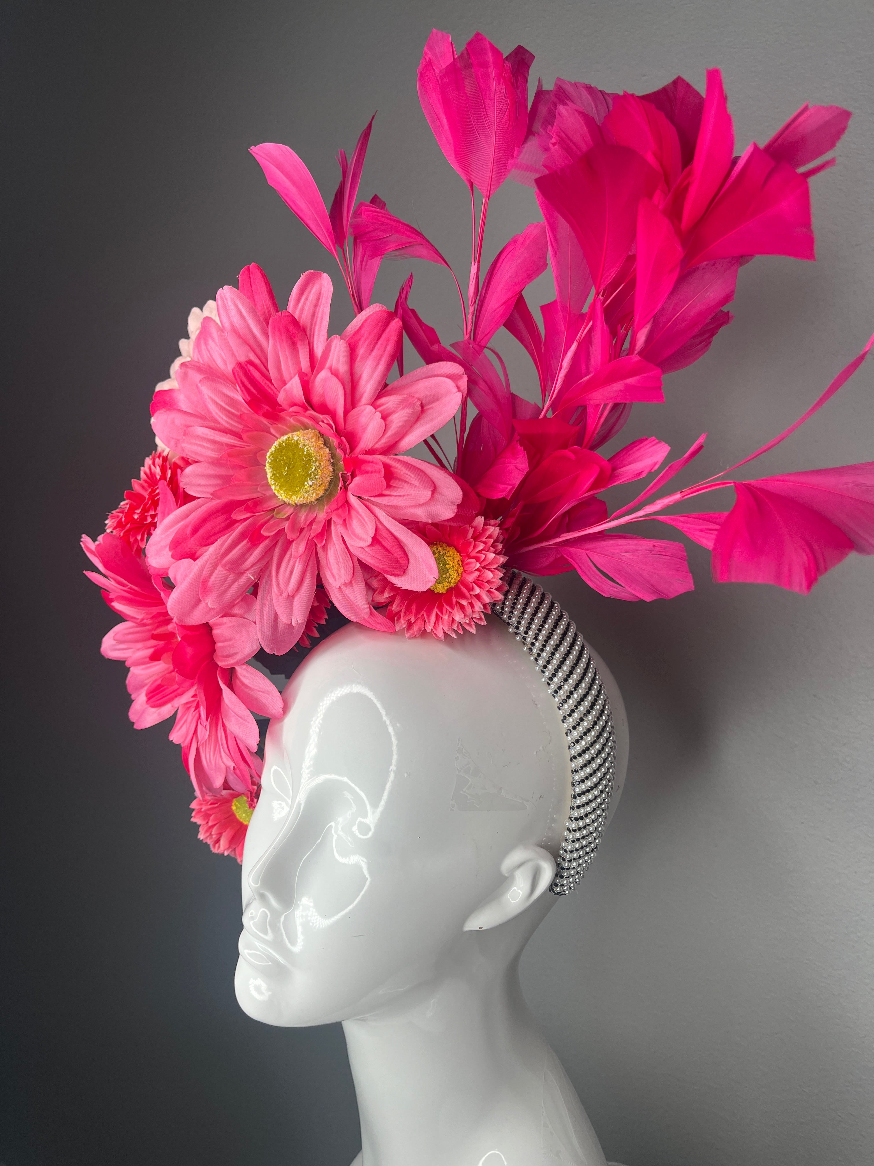 Kentucky Derby Kentucky Oaks Leuchtrosa Blumen Fascinator Bold Gartenparty Statement-Kopfschmuck mit Federn