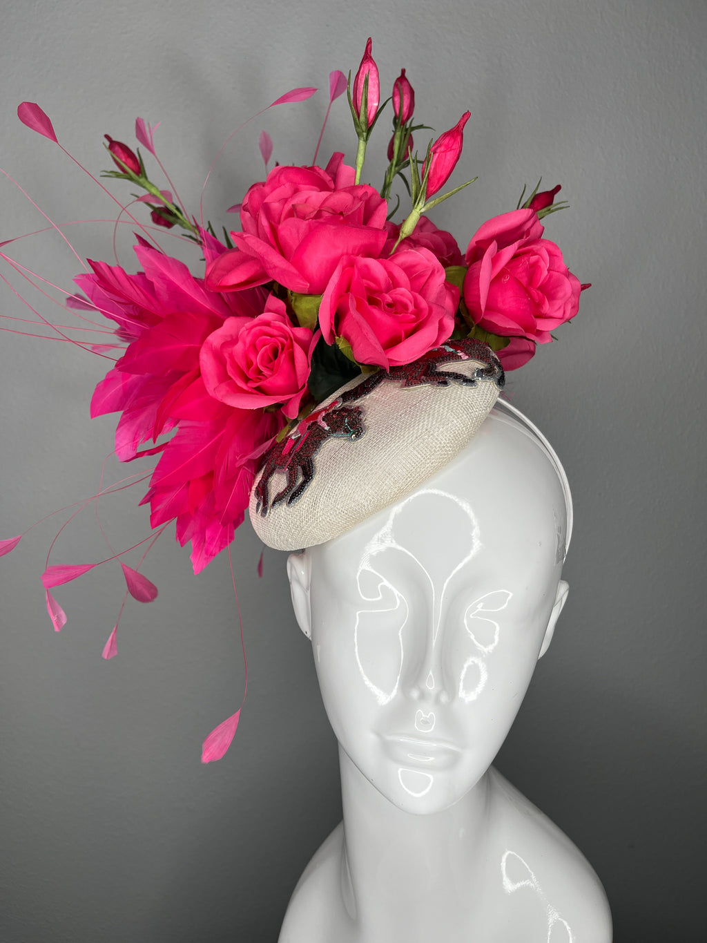 Leuchtrosa Rose & Feder Fascinator auf der Elfenbeinbasis mit verschönertem Detail | Kentucky Derby-Hut | Statement Blumen Kopfschmuck