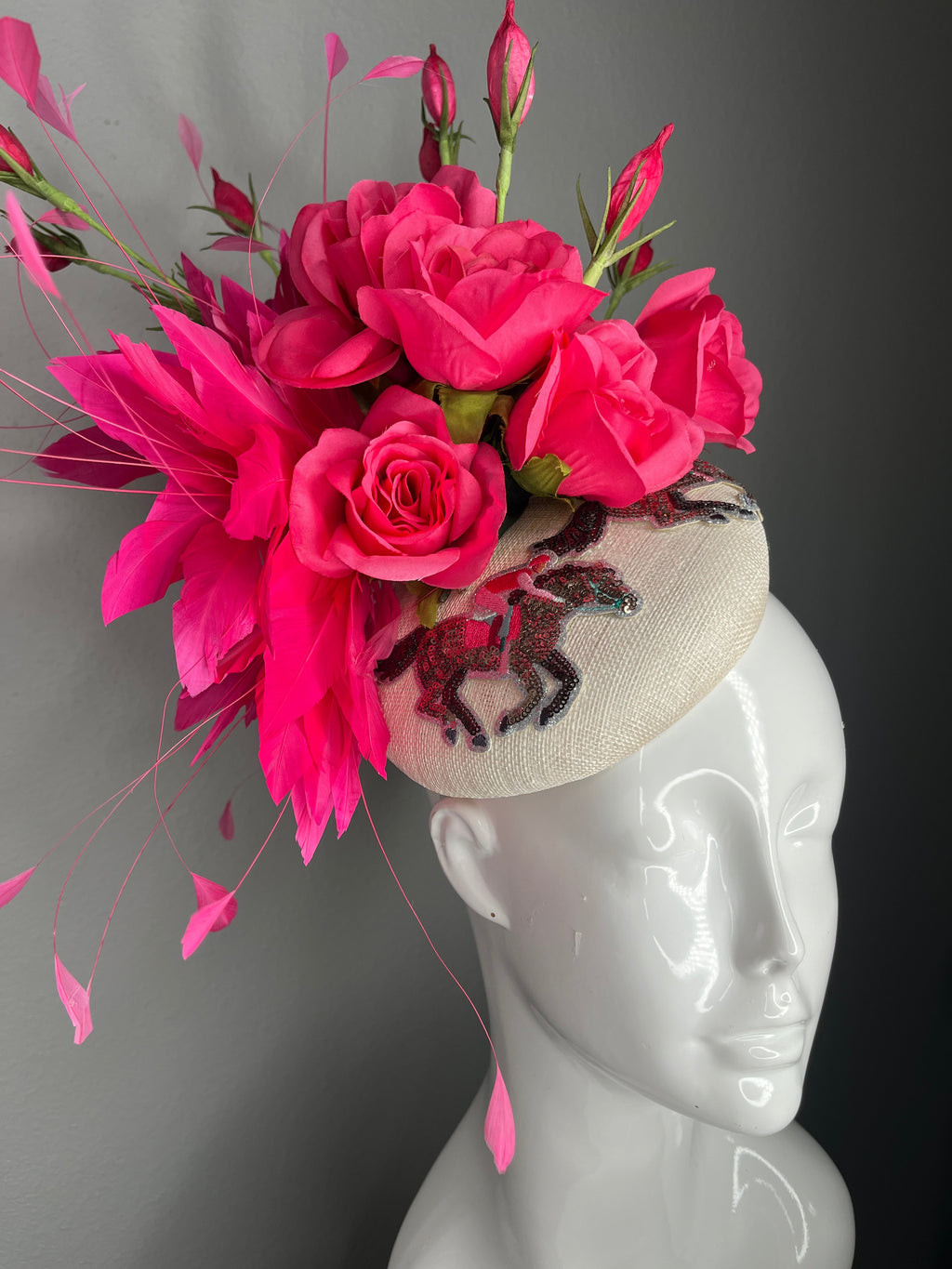 Leuchtrosa Rose & Feder Fascinator auf der Elfenbeinbasis mit verschönertem Detail | Kentucky Derby-Hut | Statement Blumen Kopfschmuck