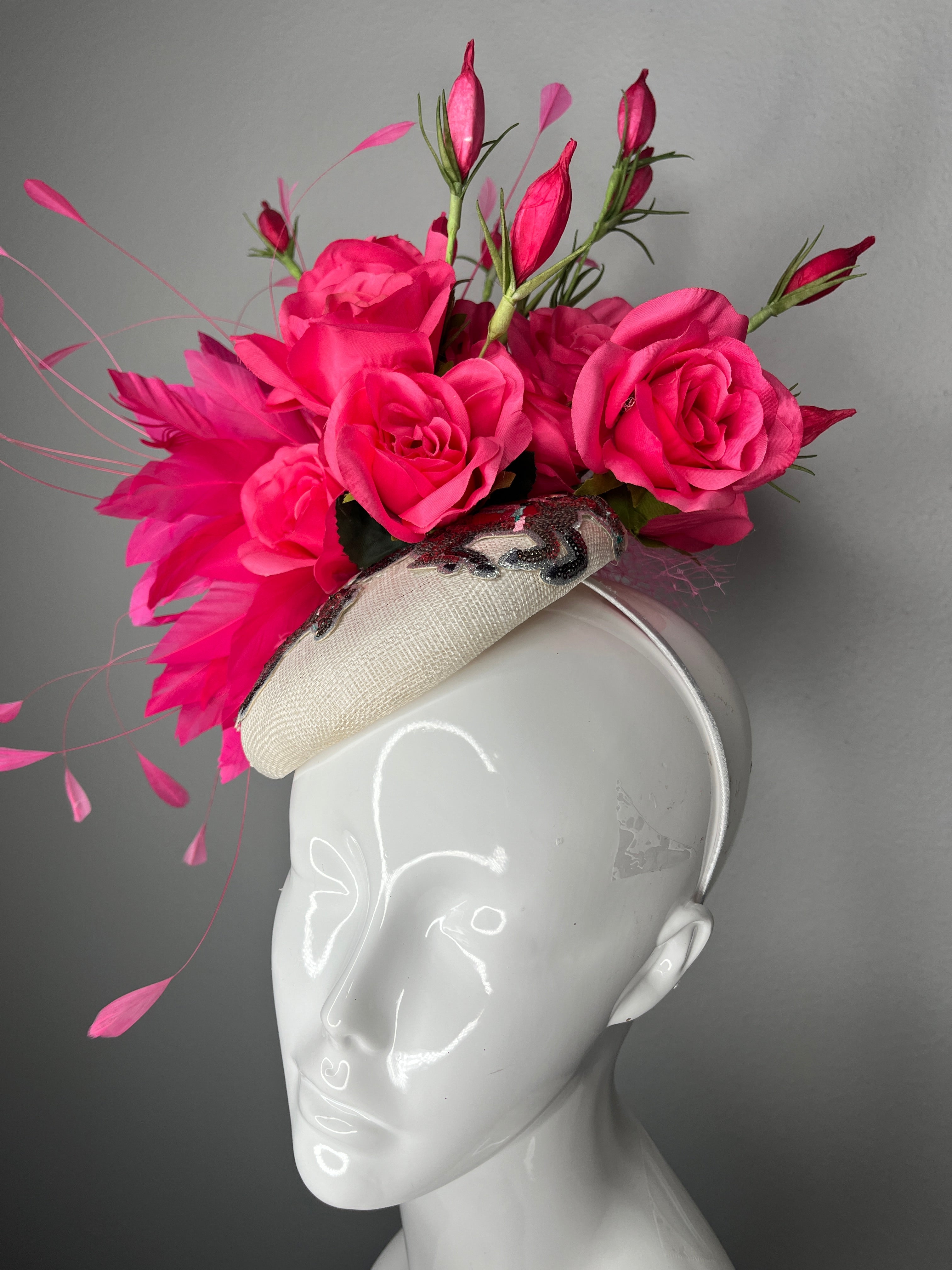 Leuchtrosa Rose & Feder Fascinator auf der Elfenbeinbasis mit verschönertem Detail | Kentucky Derby-Hut | Statement Blumen Kopfschmuck