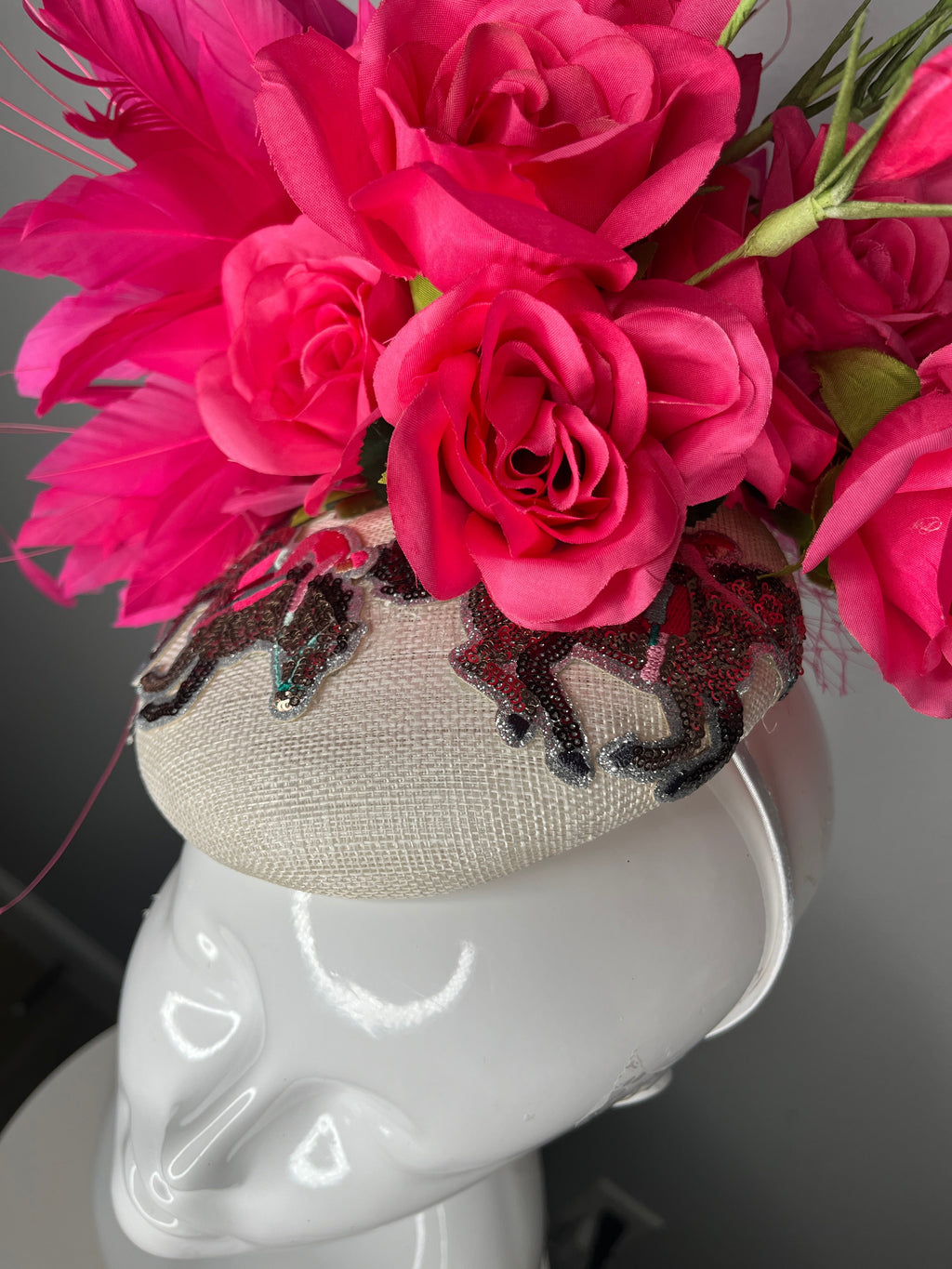 Leuchtrosa Rose & Feder Fascinator auf der Elfenbeinbasis mit verschönertem Detail | Kentucky Derby-Hut | Statement Blumen Kopfschmuck