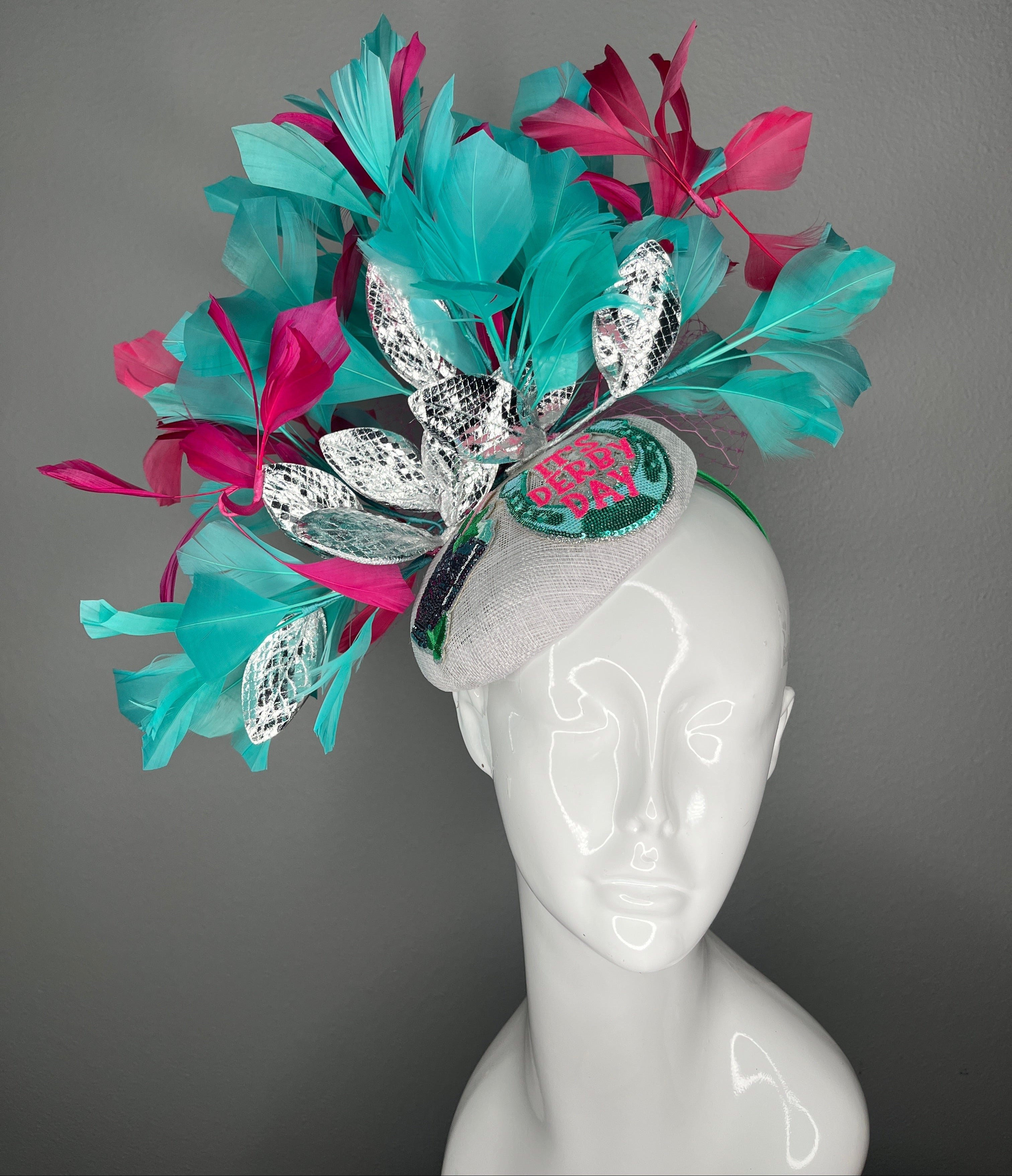 Es ist Derby Day Türkis und Leuchtrosa Mint Julep Statement Faszinator mit Metallic Leaf Detail Kentucky Derby