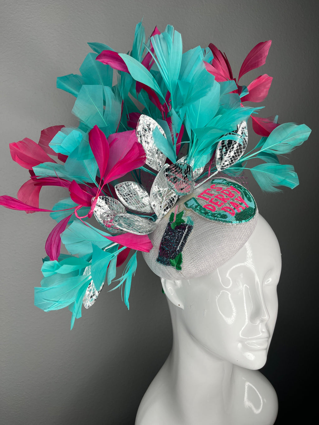 Es ist Derby Day Türkis und Leuchtrosa Mint Julep Statement Faszinator mit Metallic Leaf Detail Kentucky Derby