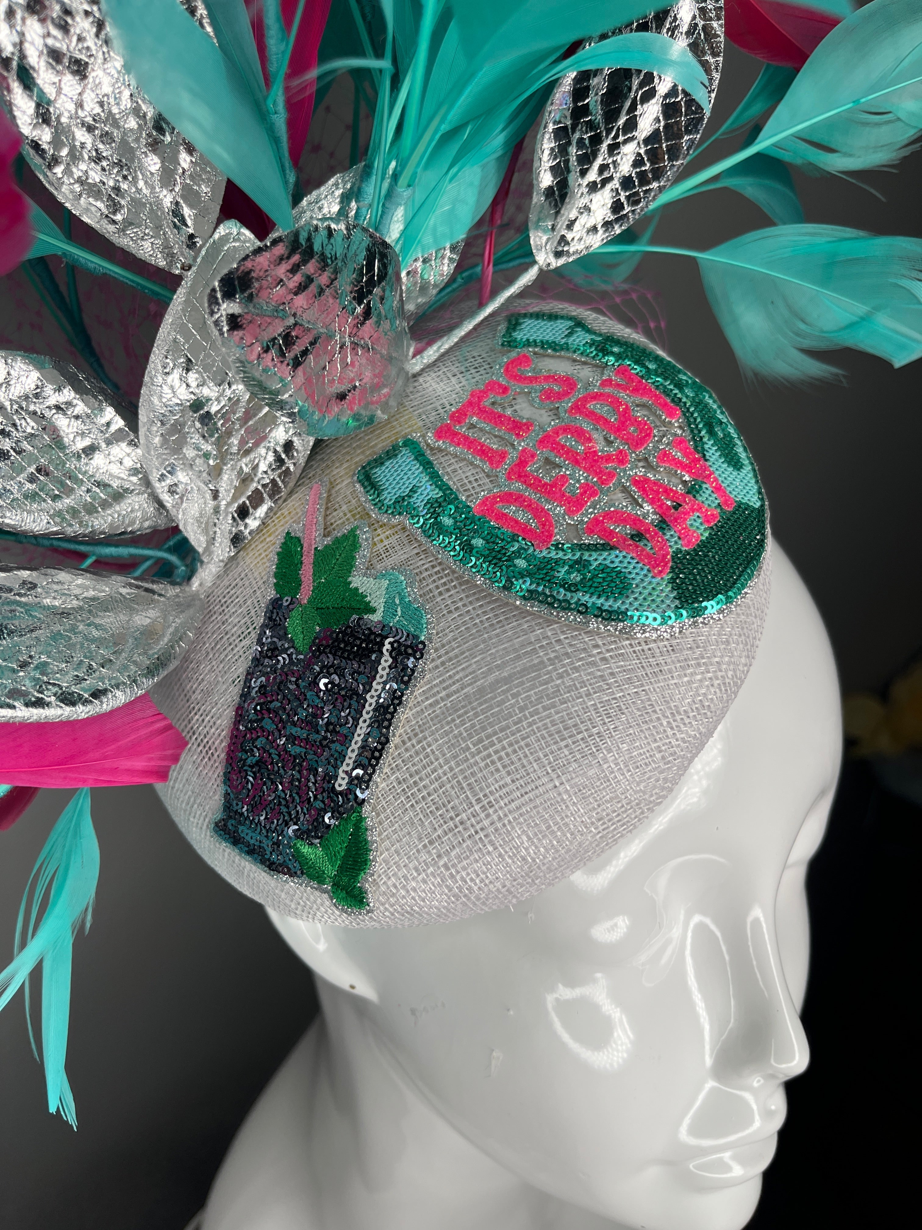 Es ist Derby Day Türkis und Leuchtrosa Mint Julep Statement Faszinator mit Metallic Leaf Detail Kentucky Derby