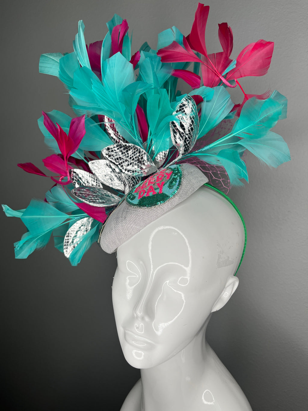 Es ist Derby Day Türkis und Leuchtrosa Mint Julep Statement Faszinator mit Metallic Leaf Detail Kentucky Derby