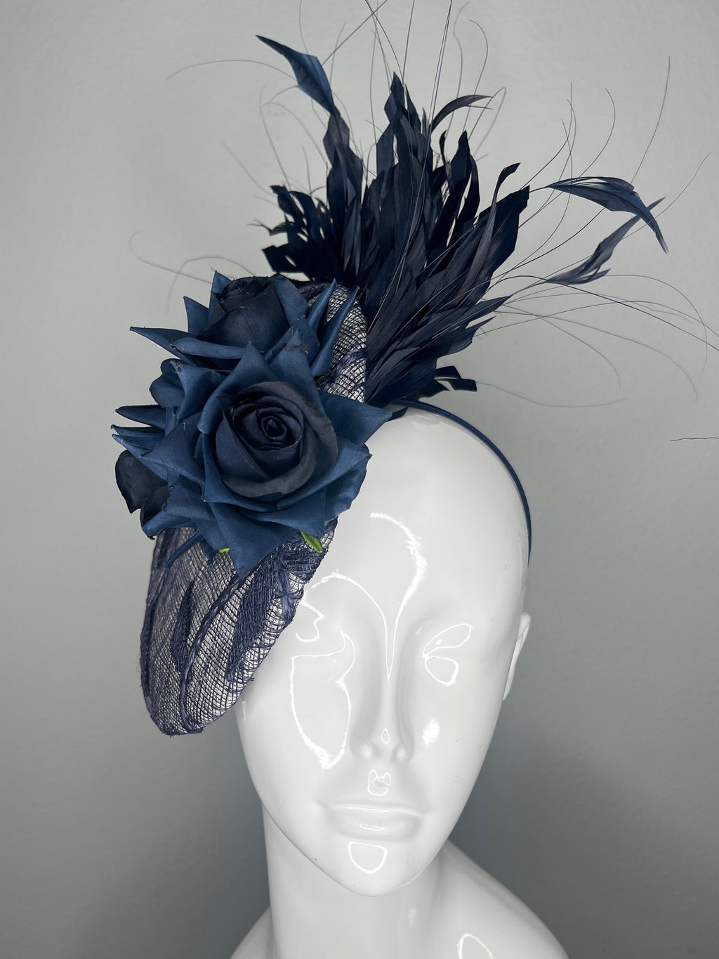 Handblockierte Midnight Blau Rose Fascinator - Marineblau Feder Derby-Hut, Geskulpt Statement Kopfstück