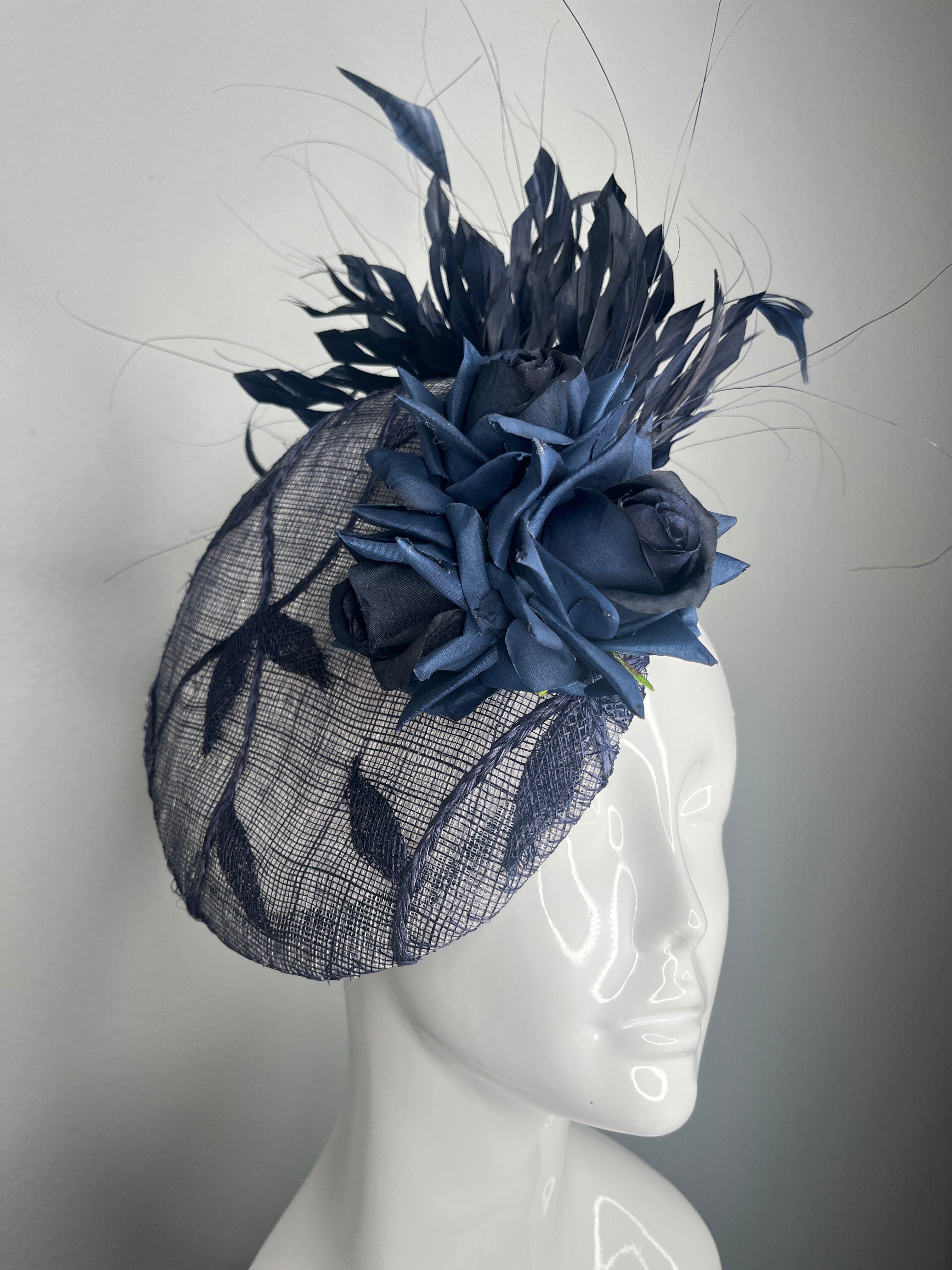 Handblockierte Midnight Blau Rose Fascinator - Marineblau Feder Derby-Hut, Geskulpt Statement Kopfstück