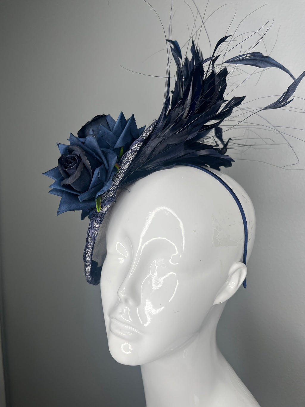 Handblockierte Midnight Blau Rose Fascinator - Marineblau Feder Derby-Hut, Geskulpt Statement Kopfstück
