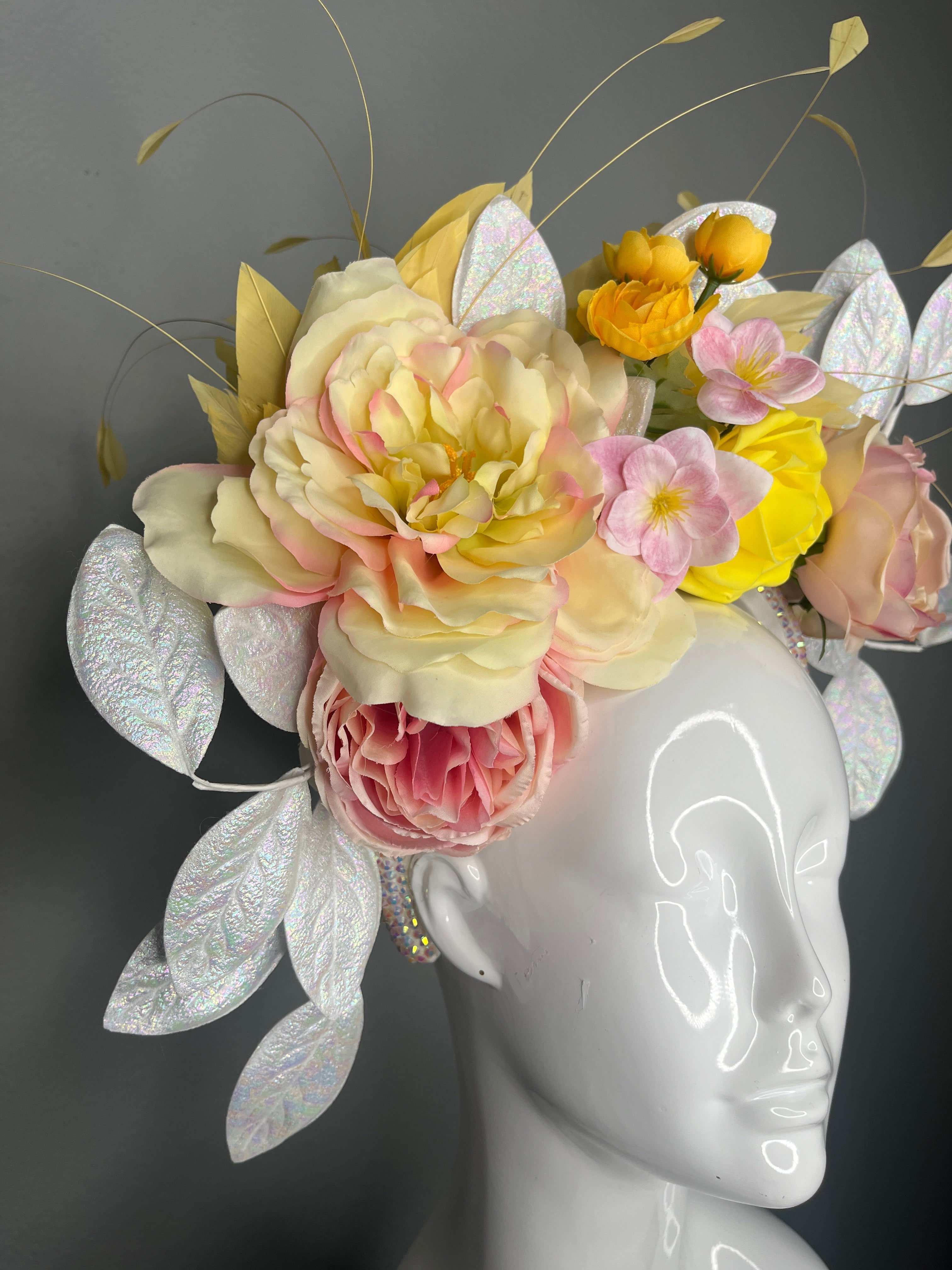 Golden Garden Bloom Fascinator Gelbes und rosafarbenes Blumenderby-Kopfstück mit irisierenden Blättern