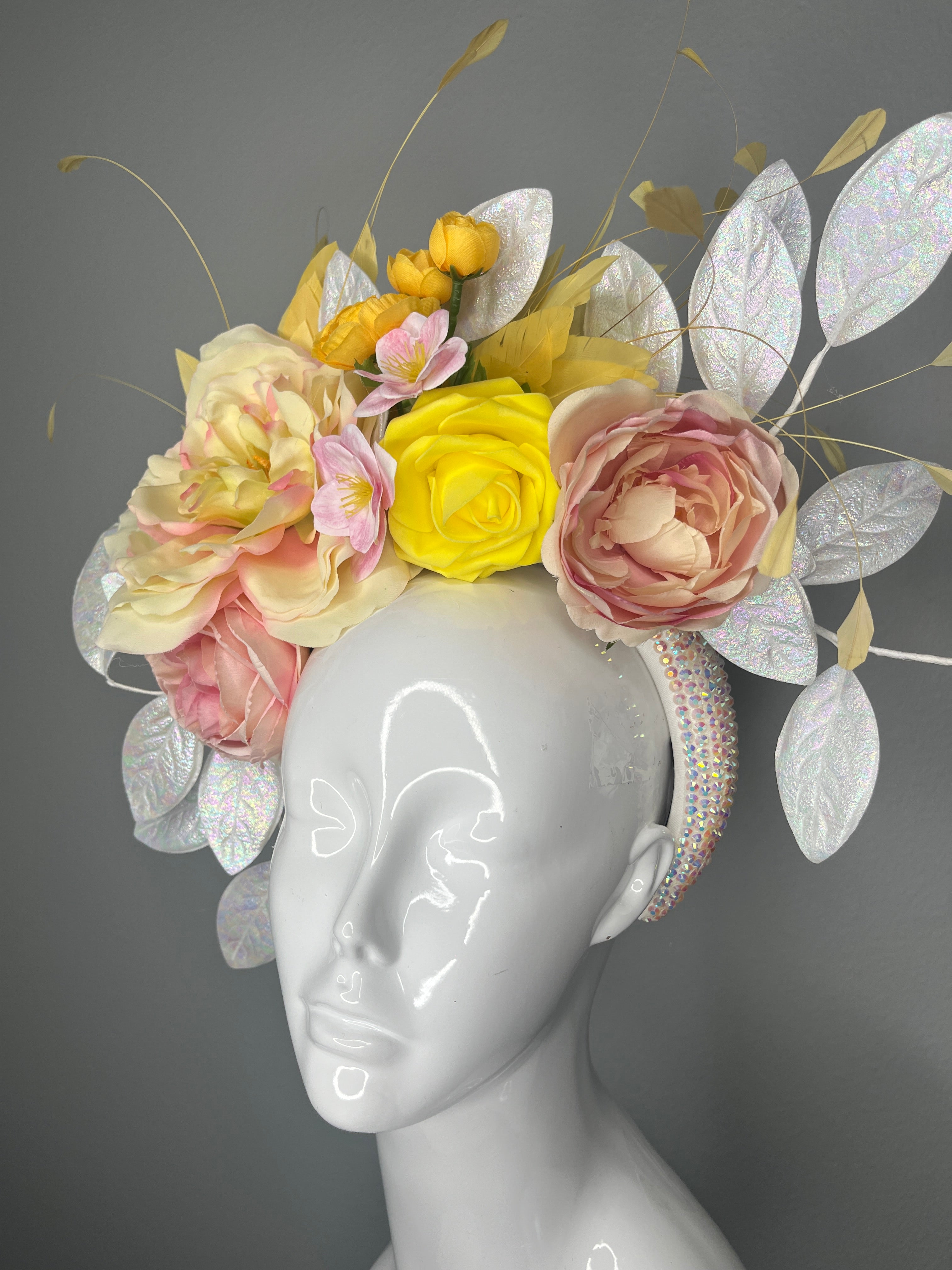 Golden Garden Bloom Fascinator Gelbes und rosafarbenes Blumenderby-Kopfstück mit irisierenden Blättern