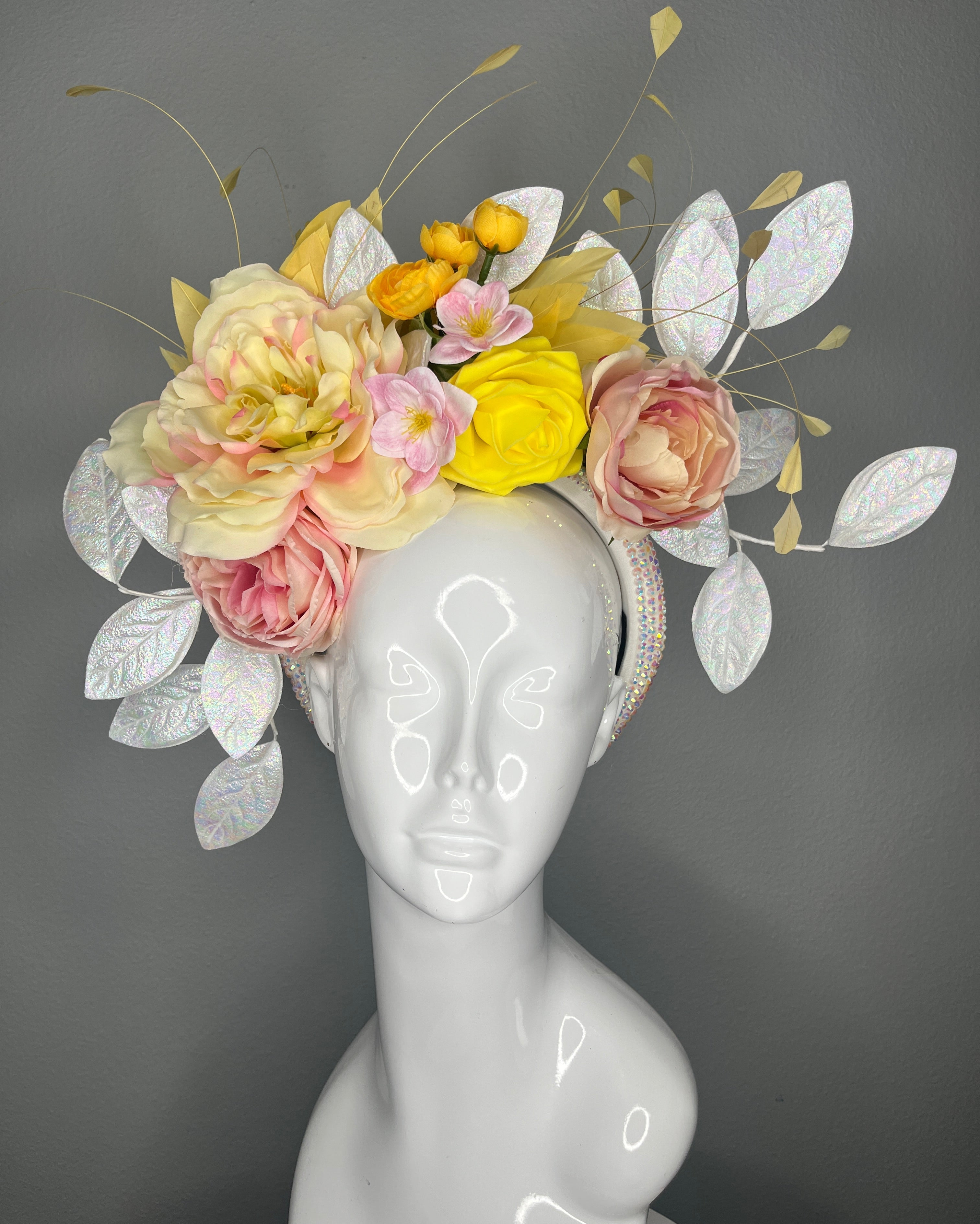 Golden Garden Bloom Fascinator Gelbes und rosafarbenes Blumenderby-Kopfstück mit irisierenden Blättern