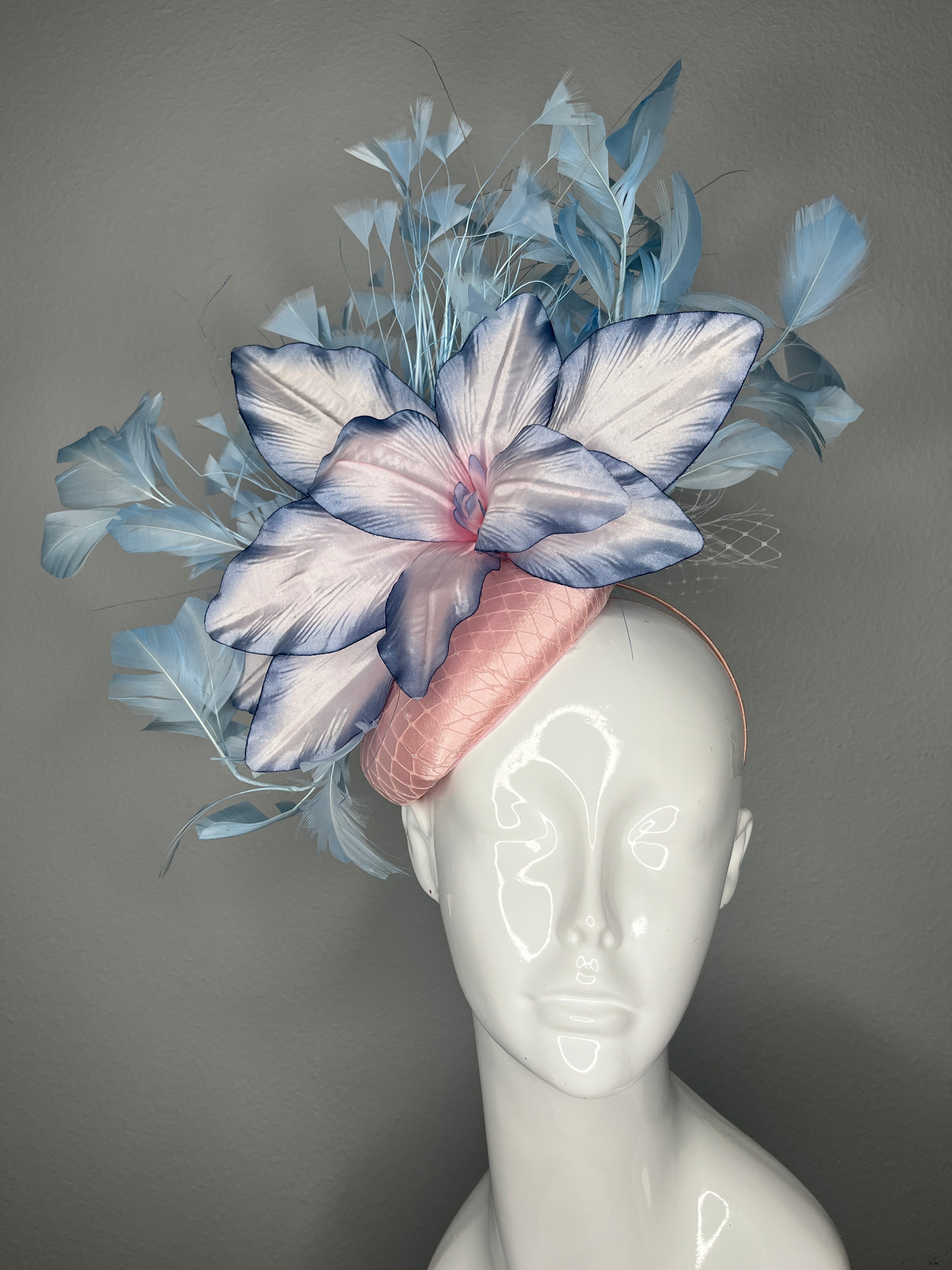 Altrosa und Sky Blau Bloom Fascinator Vintage Blumen Kentucky Derby-Hut Pastell blaue Federn Kopfstück