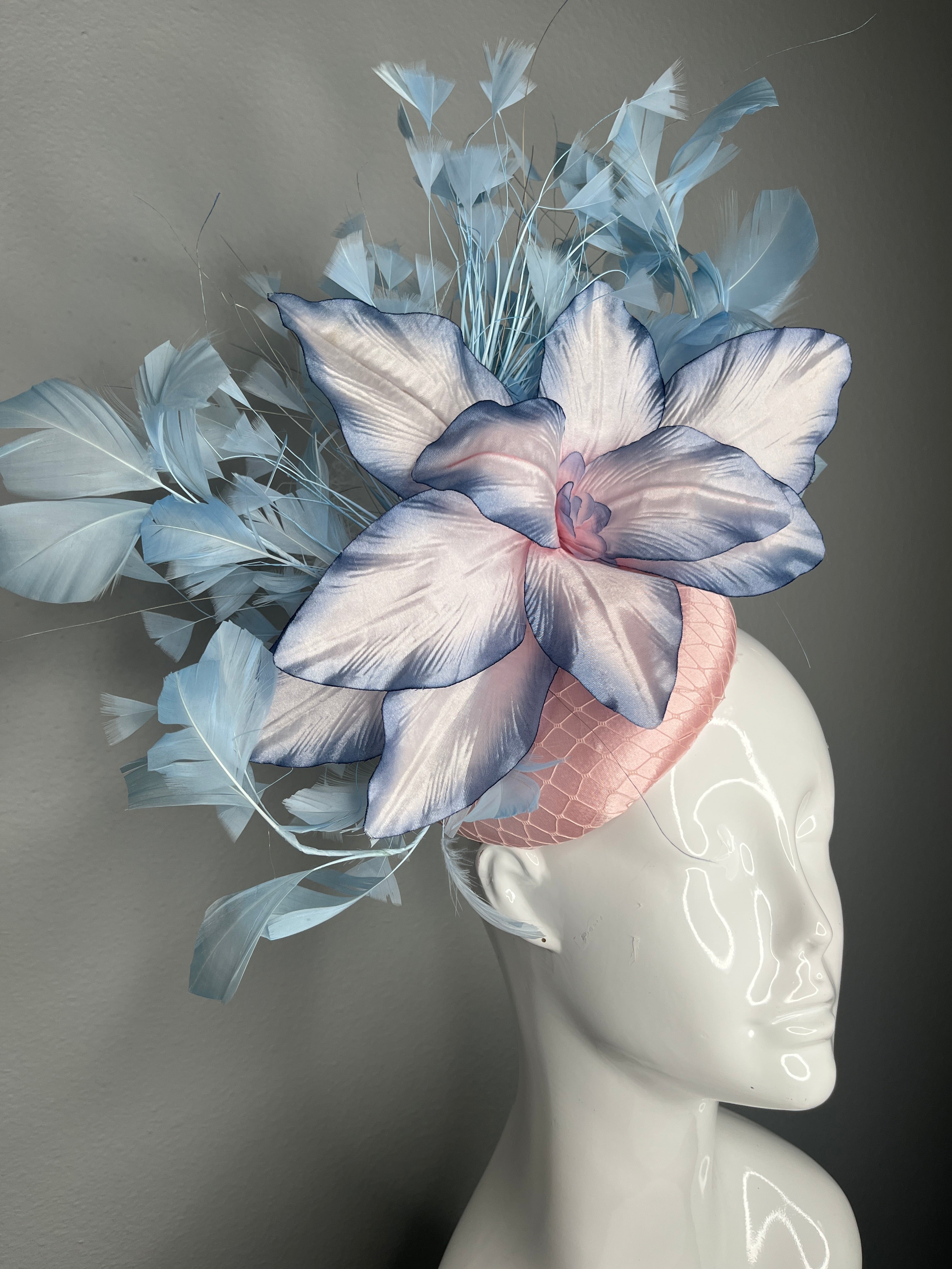 Altrosa und Sky Blau Bloom Fascinator Vintage Blumen Kentucky Derby-Hut Pastell blaue Federn Kopfstück