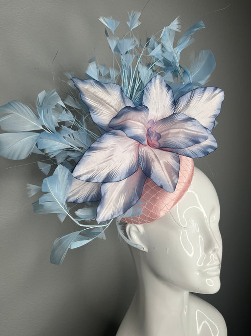 Altrosa und Sky Blau Bloom Fascinator Vintage Blumen Kentucky Derby-Hut Pastell blaue Federn Kopfstück