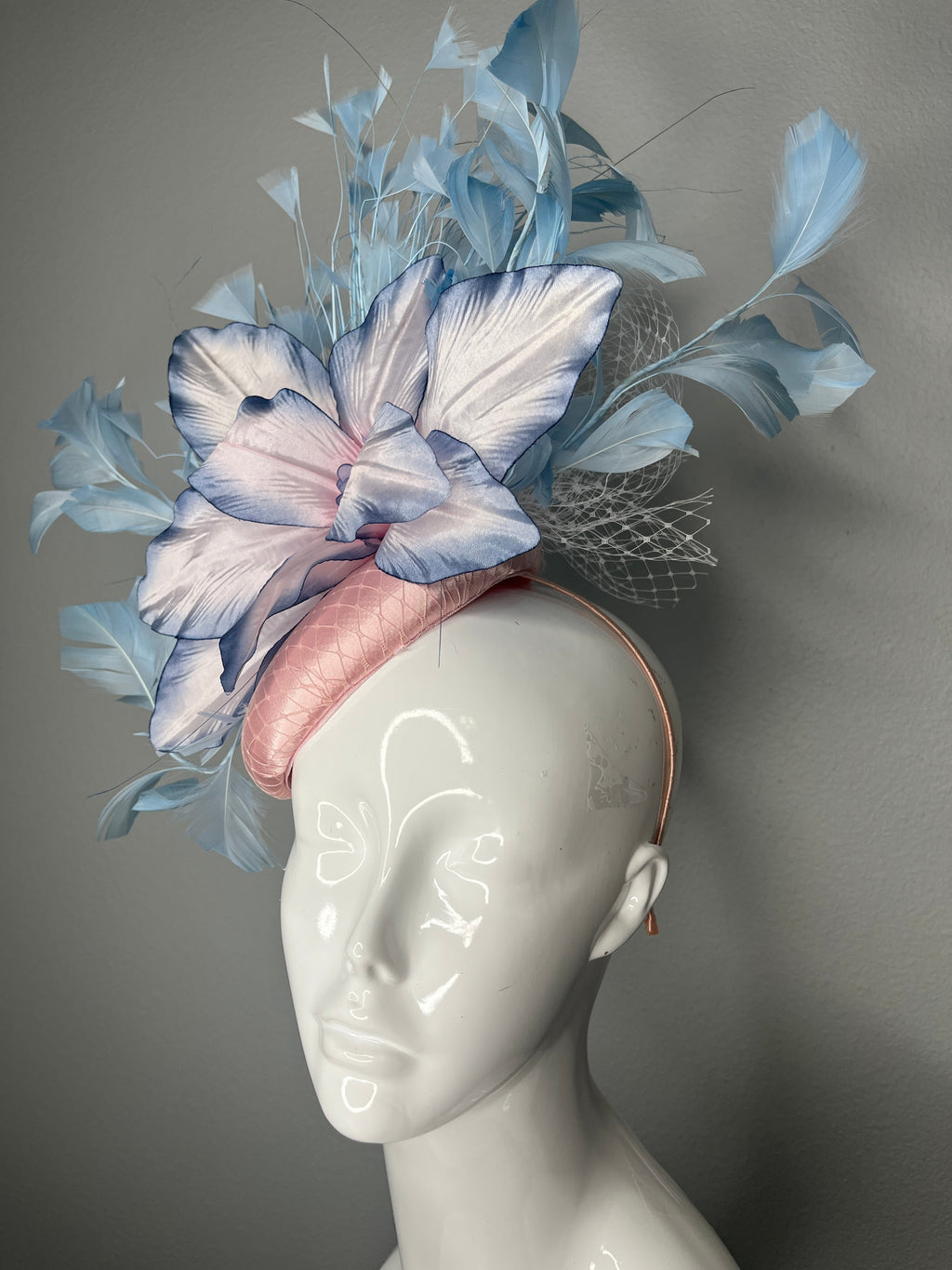 Altrosa und Sky Blau Bloom Fascinator Vintage Blumen Kentucky Derby-Hut Pastell blaue Federn Kopfstück