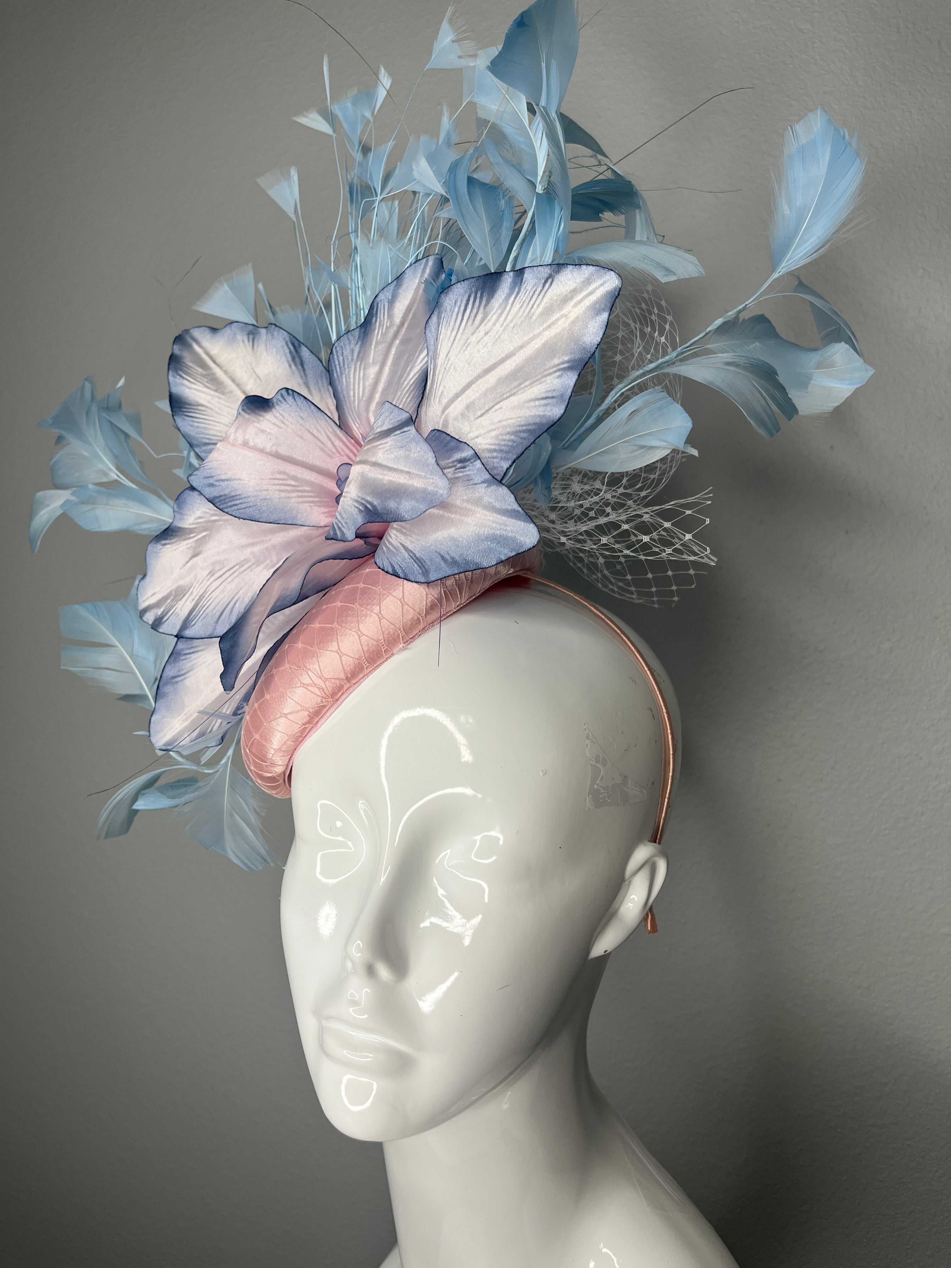 Altrosa und Sky Blau Bloom Fascinator Vintage Blumen Kentucky Derby-Hut Pastell blaue Federn Kopfstück
