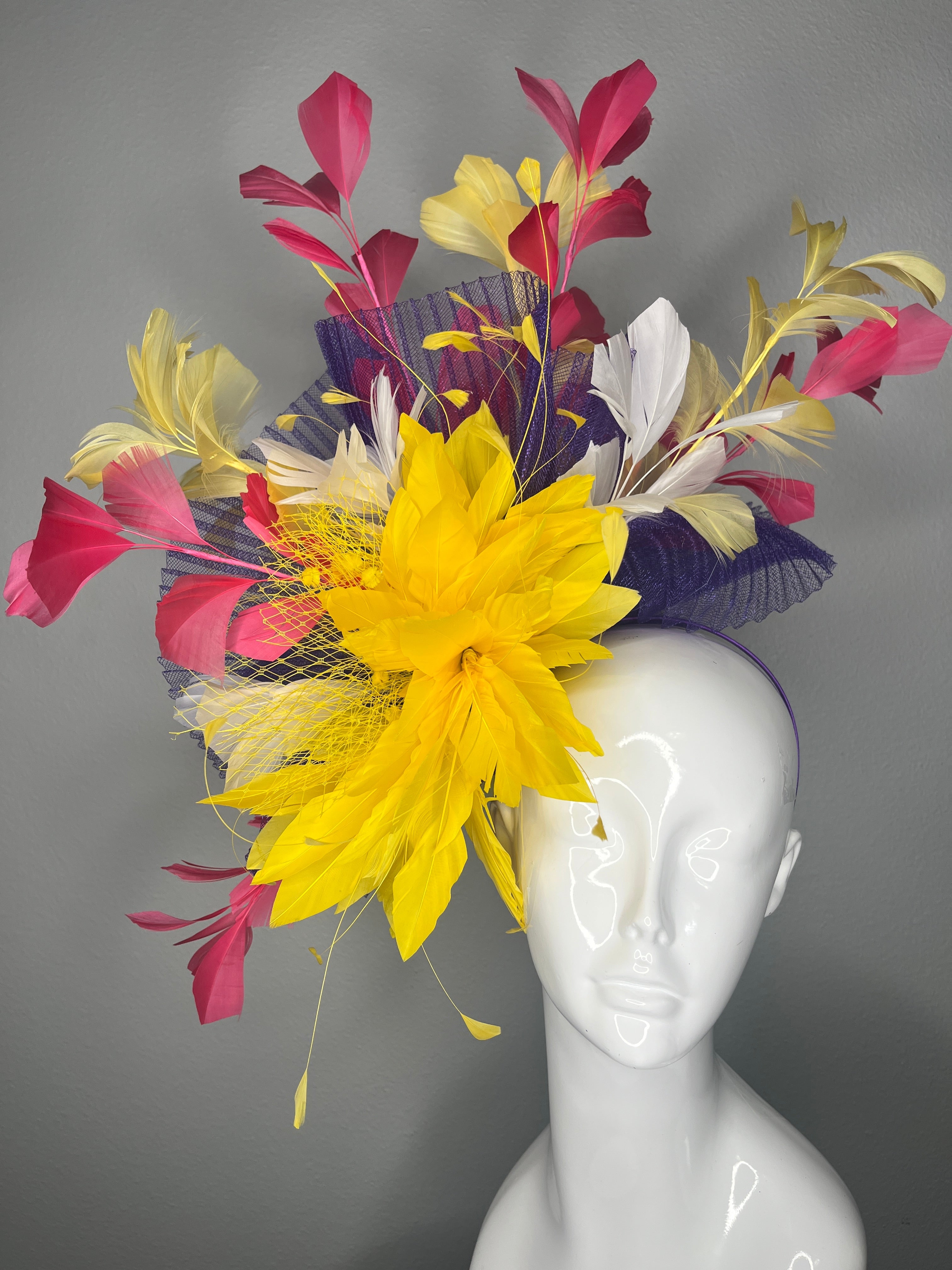 Vibrant Garden Statement-Fascinator Yellow Bloom mit Fuchsia Purple Federn Spray Kentucky Derby-Hut