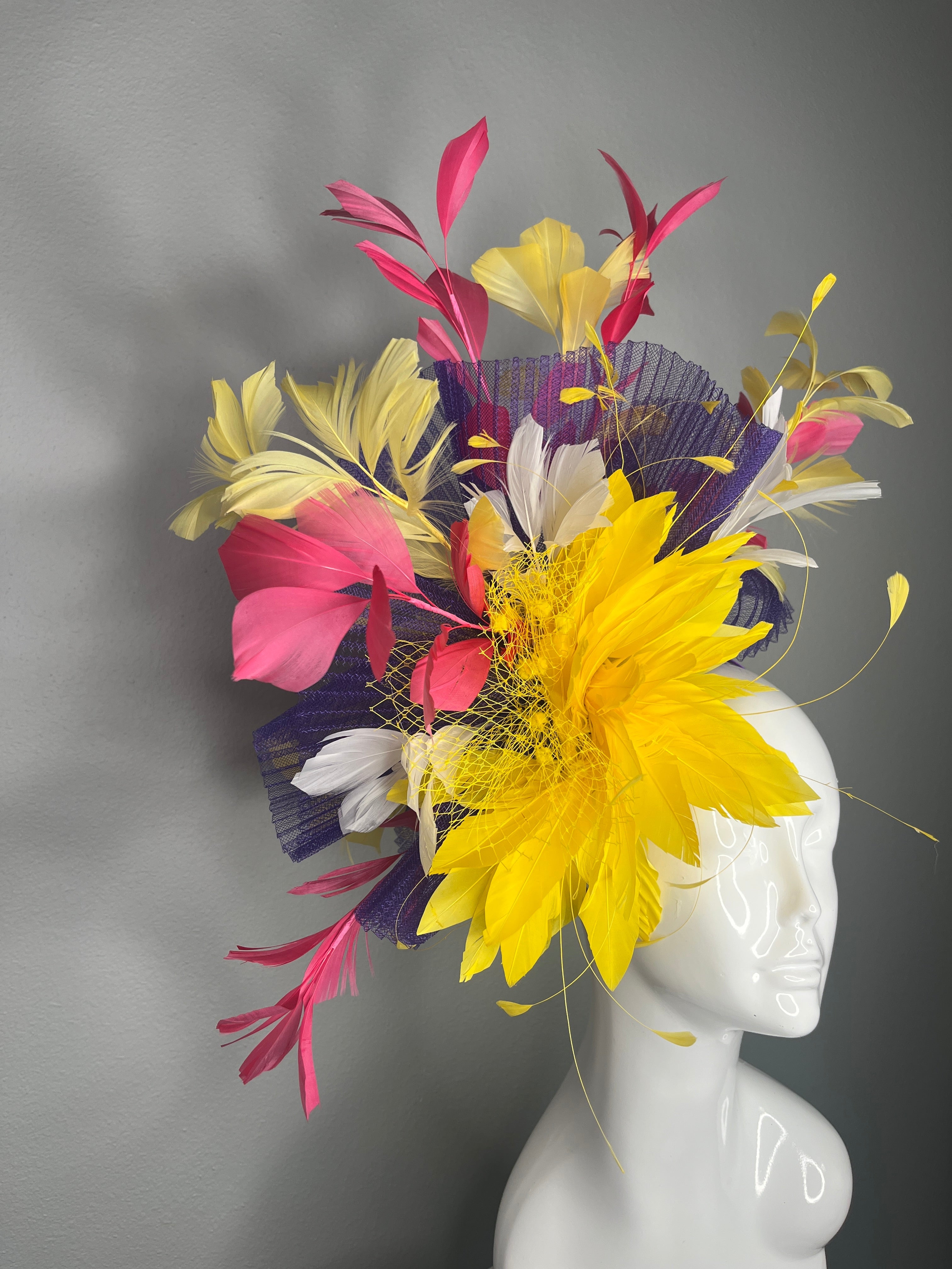 Vibrant Garden Statement-Fascinator Yellow Bloom mit Fuchsia Purple Federn Spray Kentucky Derby-Hut
