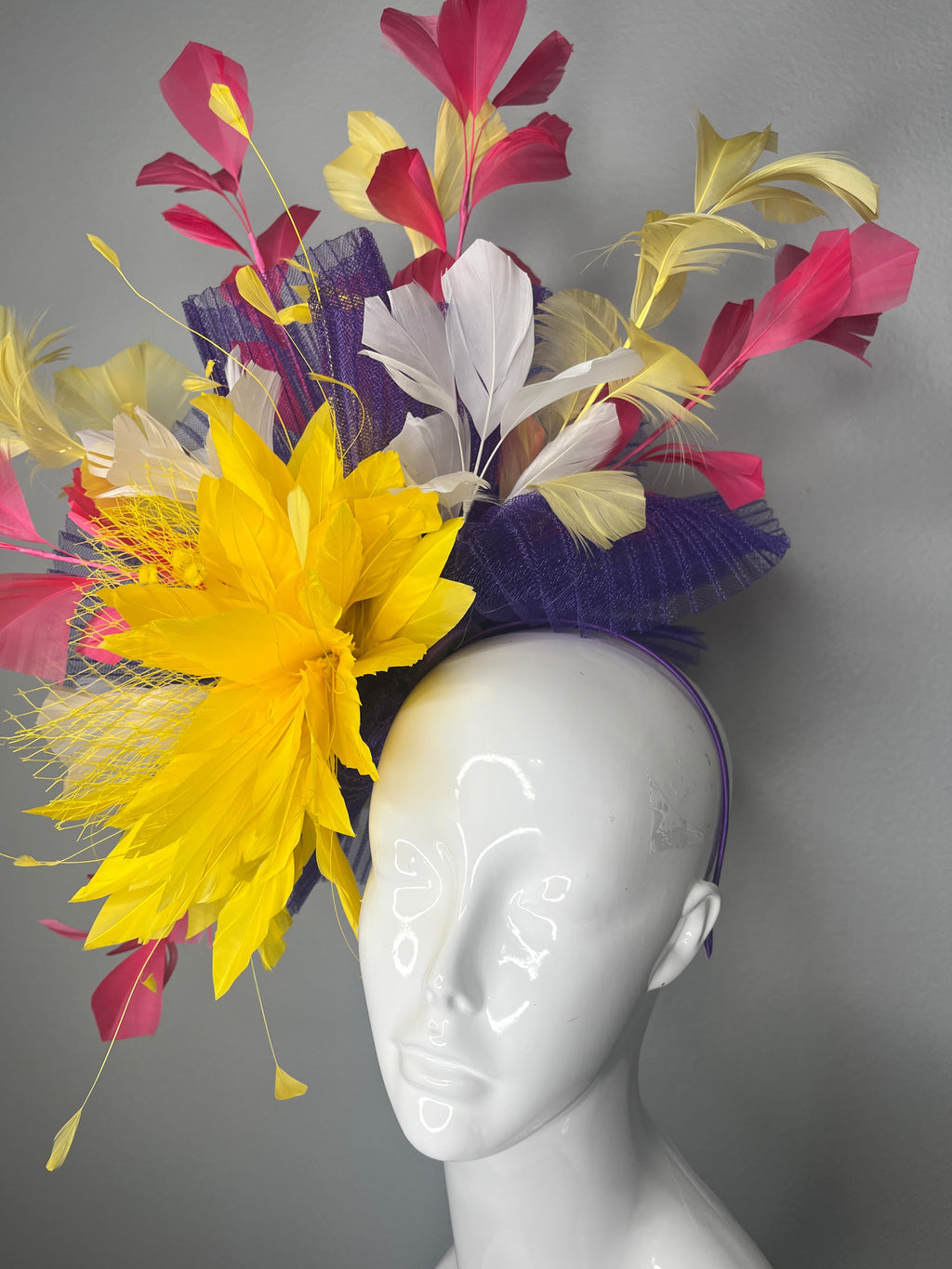Vibrant Garden Statement-Fascinator Yellow Bloom mit Fuchsia Purple Federn Spray Kentucky Derby-Hut