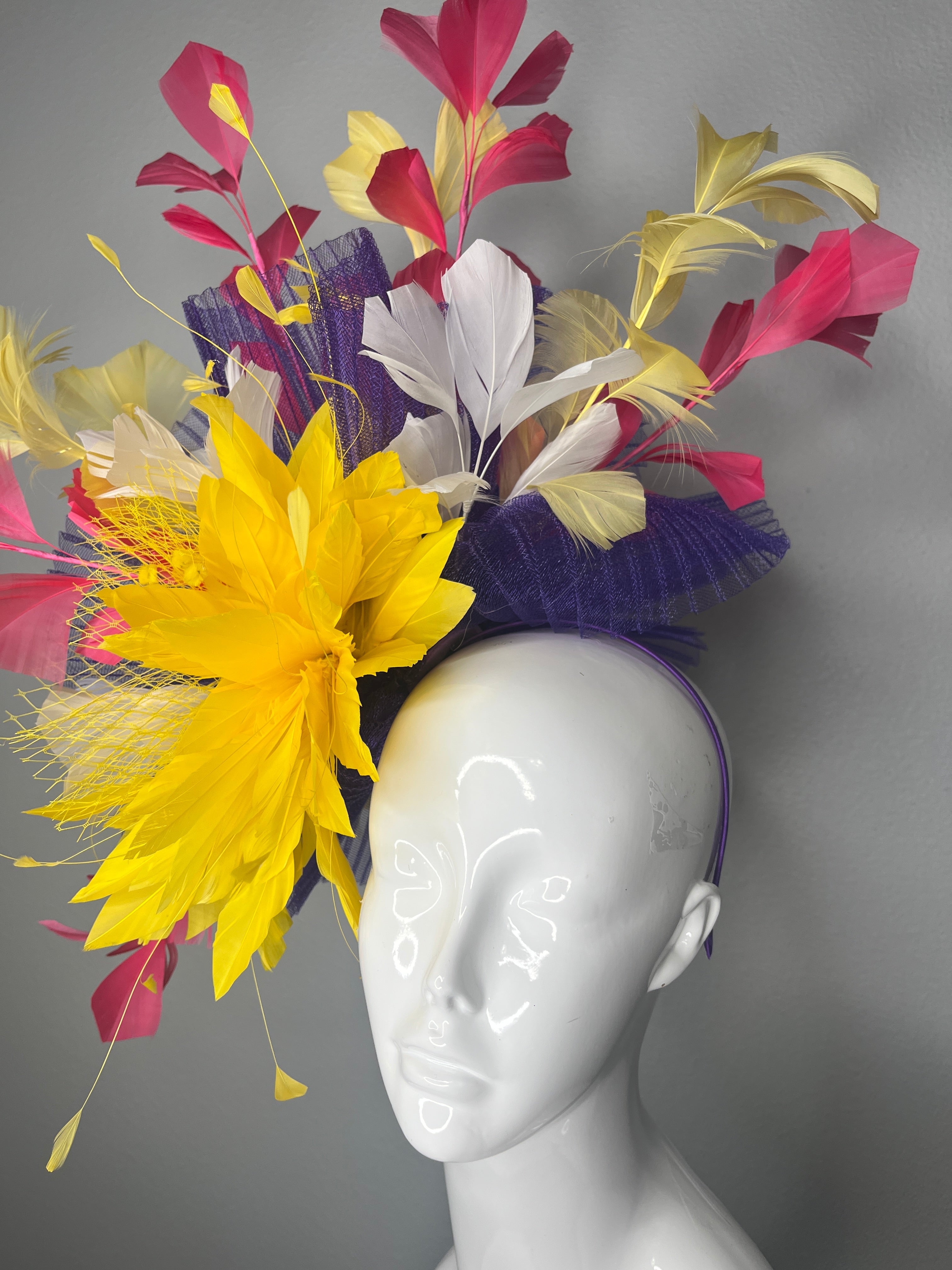 Vibrant Garden Statement-Fascinator Yellow Bloom mit Fuchsia Purple Federn Spray Kentucky Derby-Hut