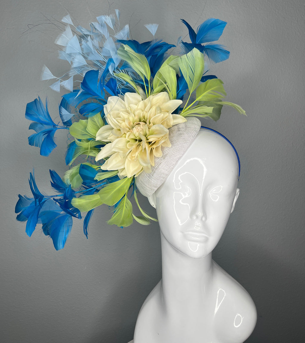 Vibrierende Türkisblau und Lime Grün Federed Elfenbein Bloom Statement Faszinator Kentucky Derby