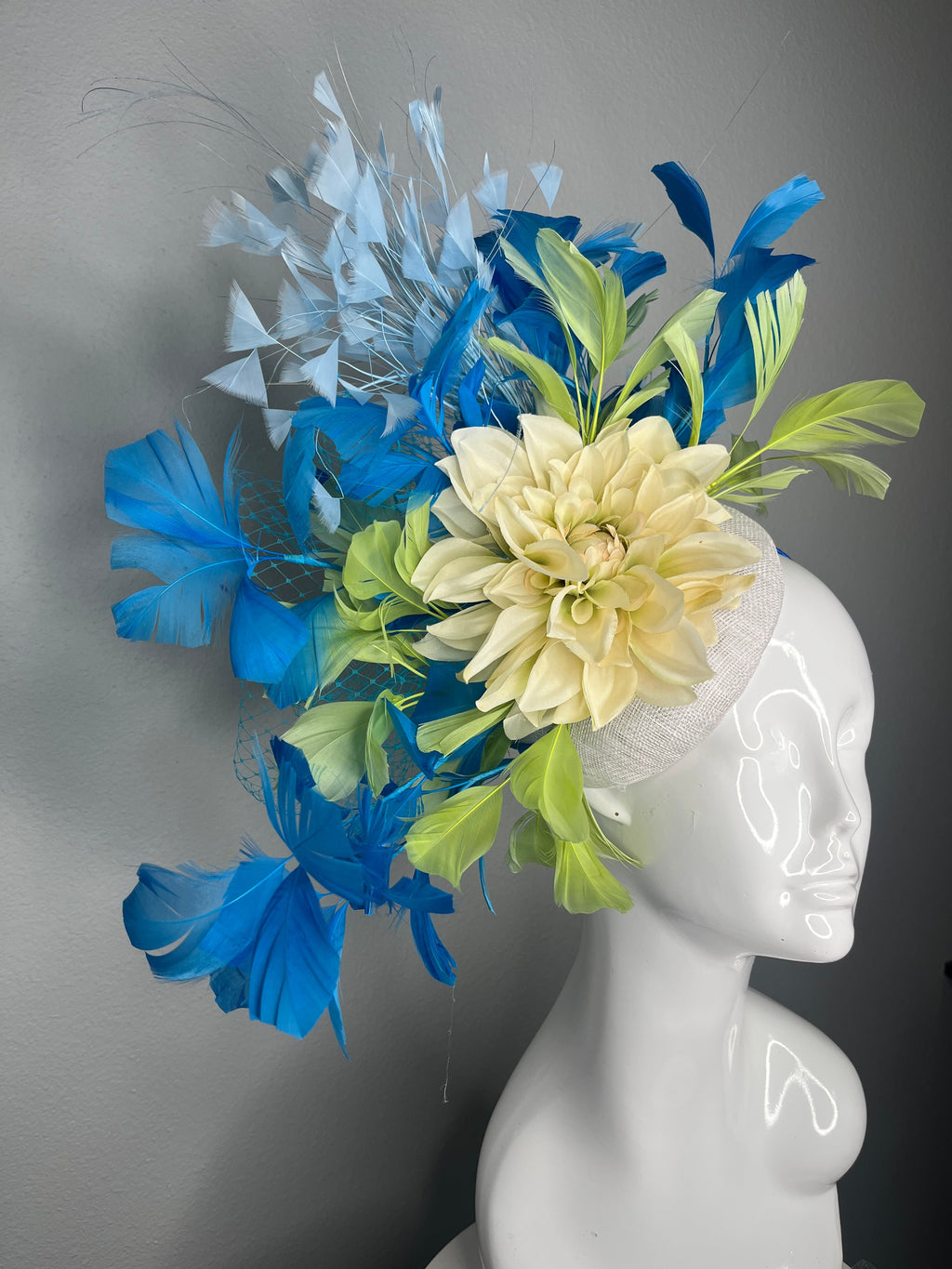 Vibrierende Türkisblau und Lime Grün Federed Elfenbein Bloom Statement Faszinator Kentucky Derby