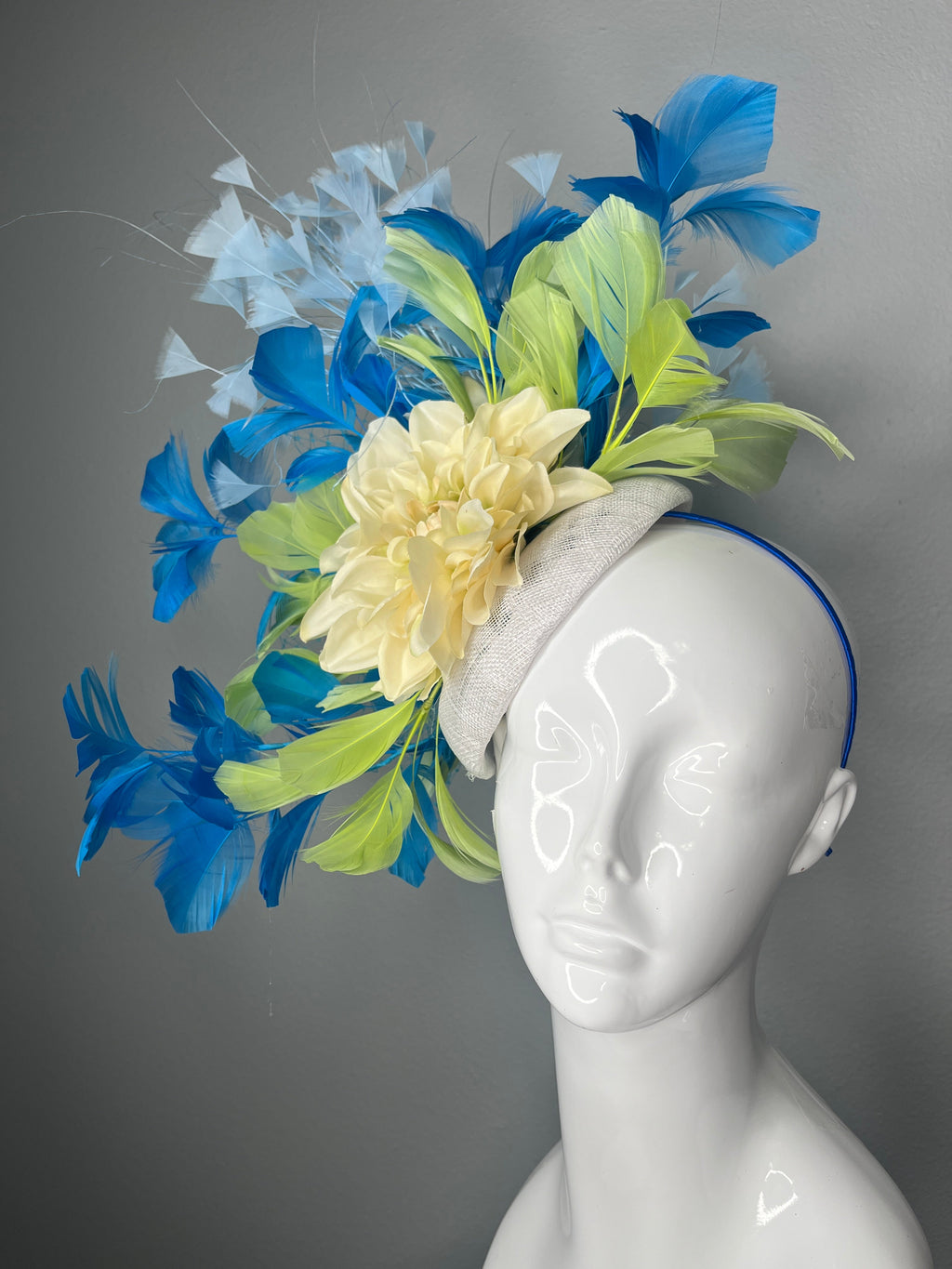 Vibrierende Türkisblau und Lime Grün Federed Elfenbein Bloom Statement Faszinator Kentucky Derby