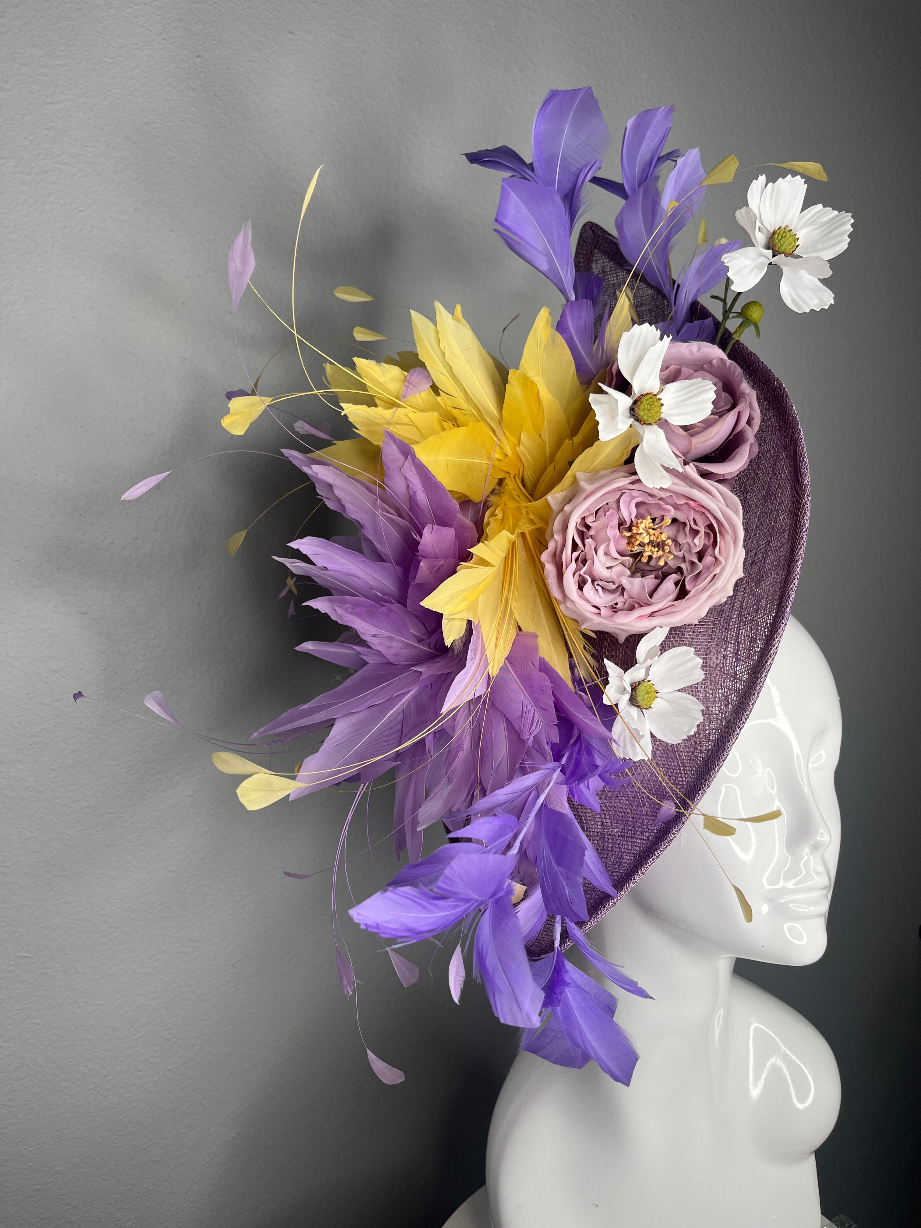 Lavendel, Butter Yellow & Weiß Blumen Statement-Fascinator | Ausgestellt an Tampas Good Day