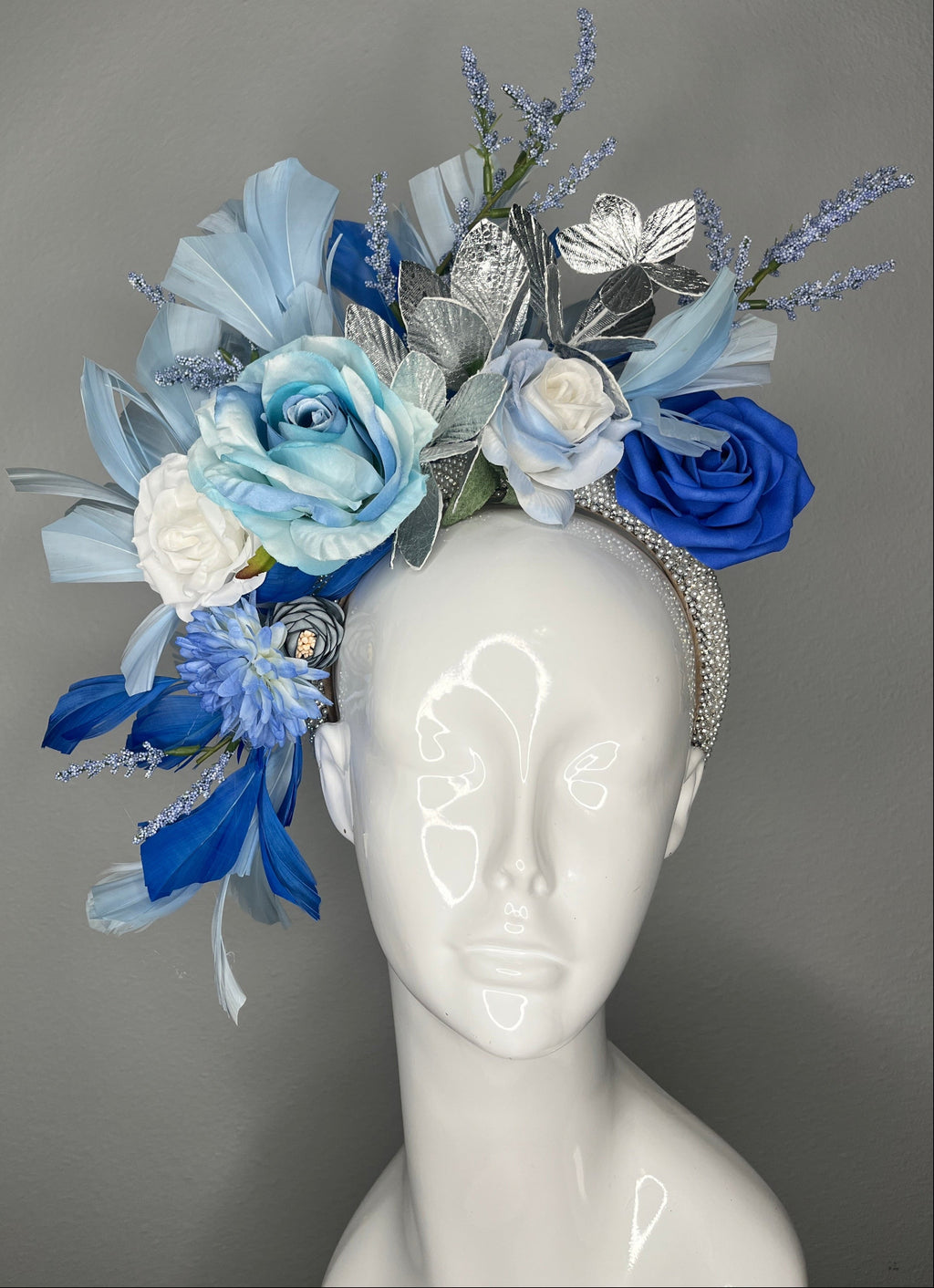 Icy Blau und Royal Sapphire Statement Faszinator mit Silberakzenten und Federverzierung Kentucky Derby