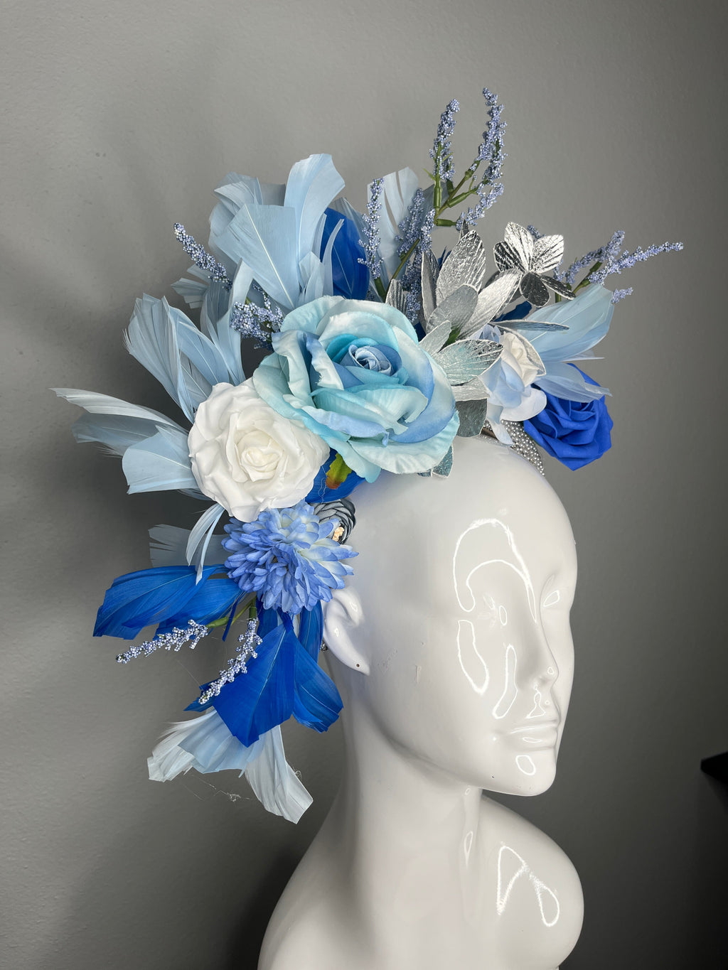 Icy Blau und Royal Sapphire Statement Faszinator mit Silberakzenten und Federverzierung Kentucky Derby