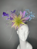 Elektrische Garten Statement-Fascinator | Lavendel Purple, Lime und Sky Blau Derby-Hut | Fette Feder Blumenkopf