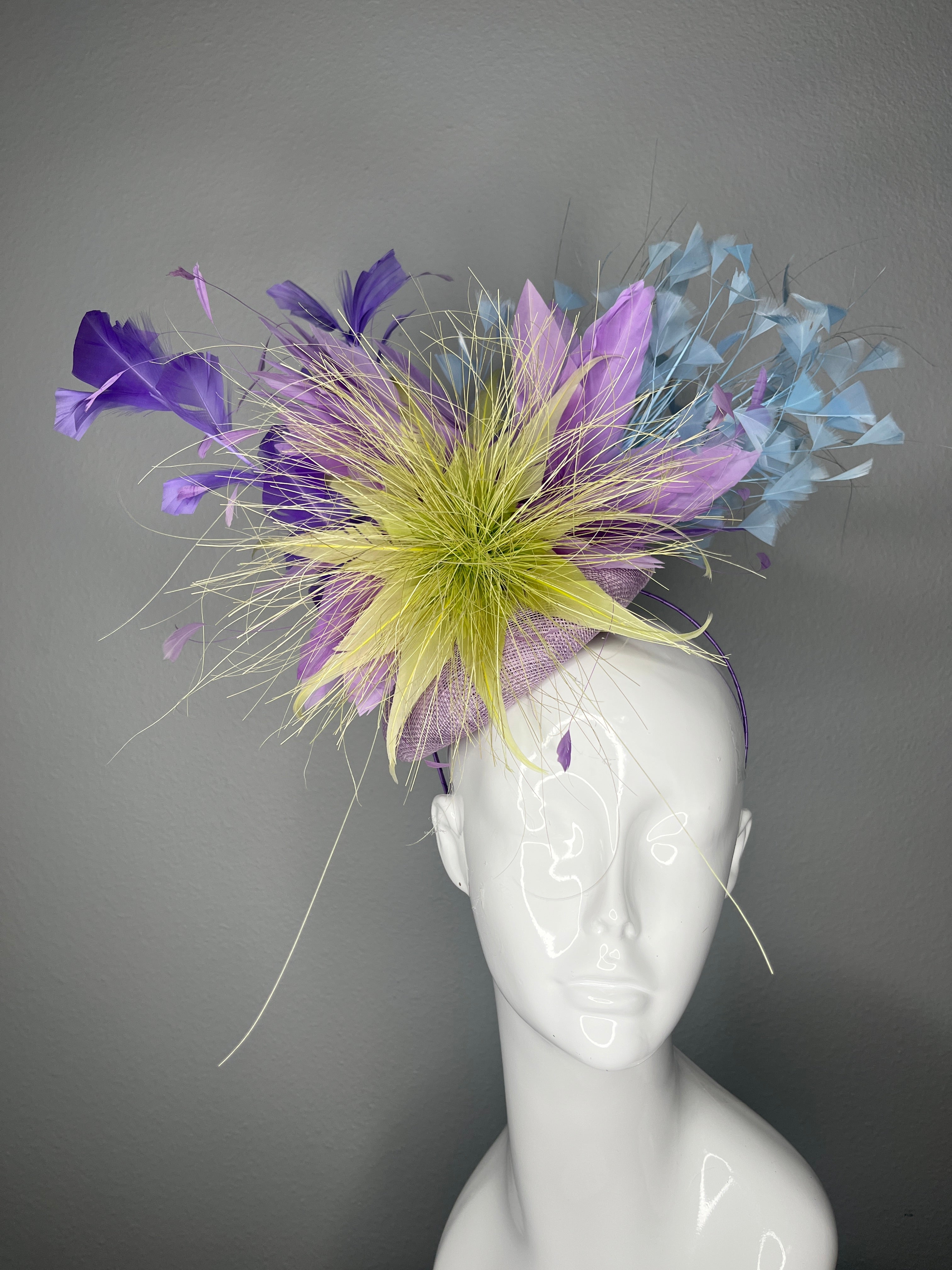 Elektrische Garten Statement-Fascinator | Lavendel Purple, Lime und Sky Blau Derby-Hut | Fette Feder Blumenkopf