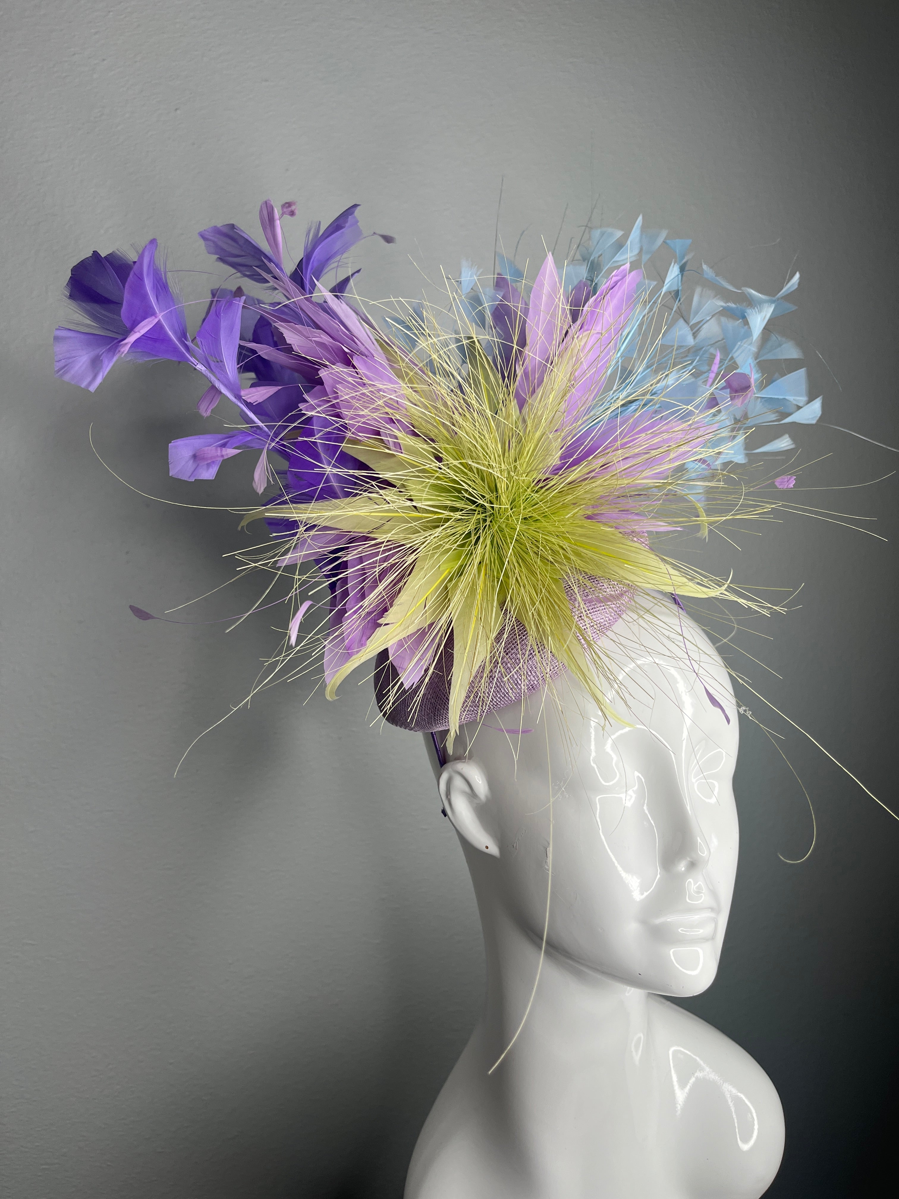 Elektrische Garten Statement-Fascinator | Lavendel Purple, Lime und Sky Blau Derby-Hut | Fette Feder Blumenkopf