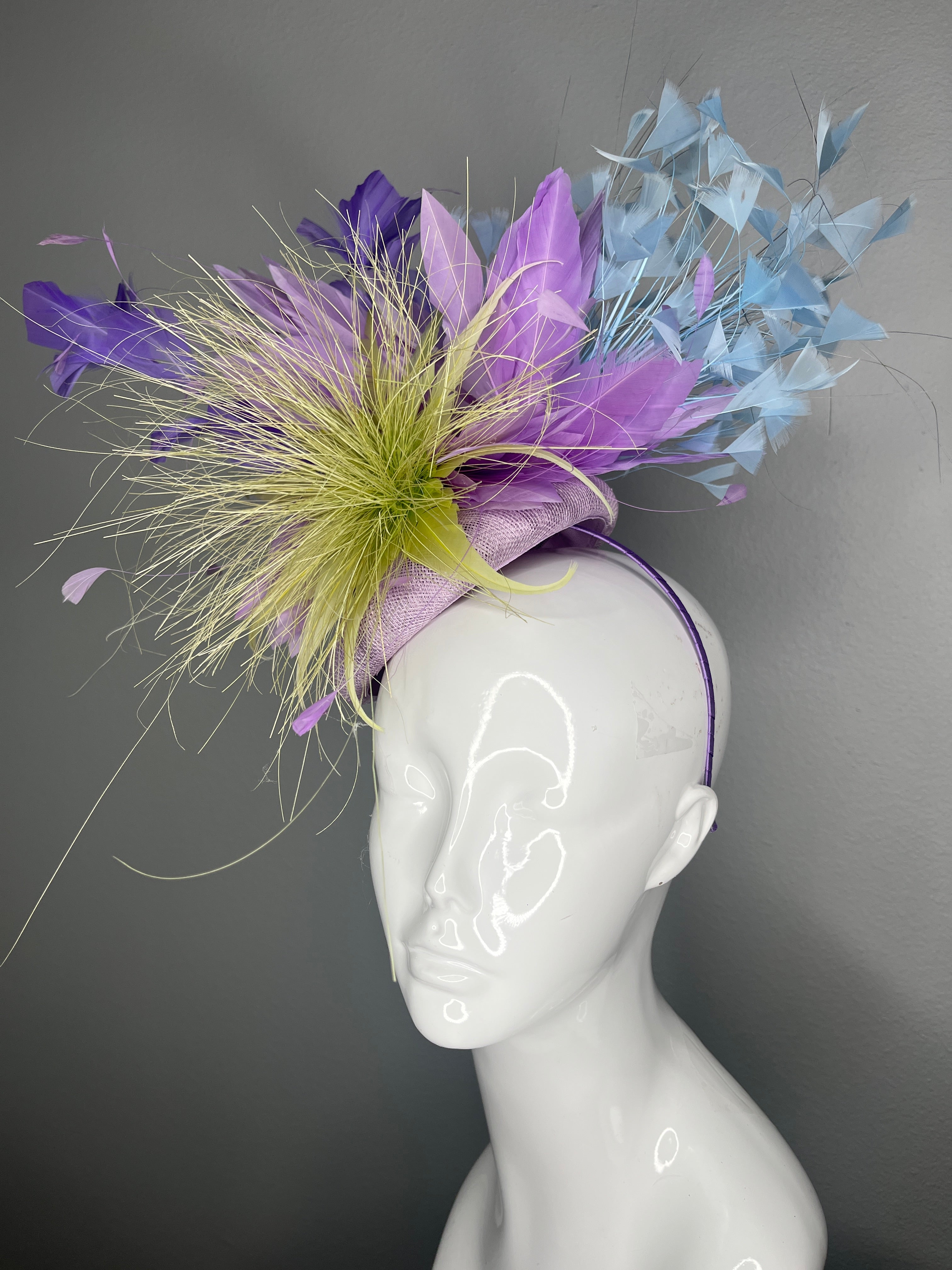 Elektrische Garten Statement-Fascinator | Lavendel Purple, Lime und Sky Blau Derby-Hut | Fette Feder Blumenkopf