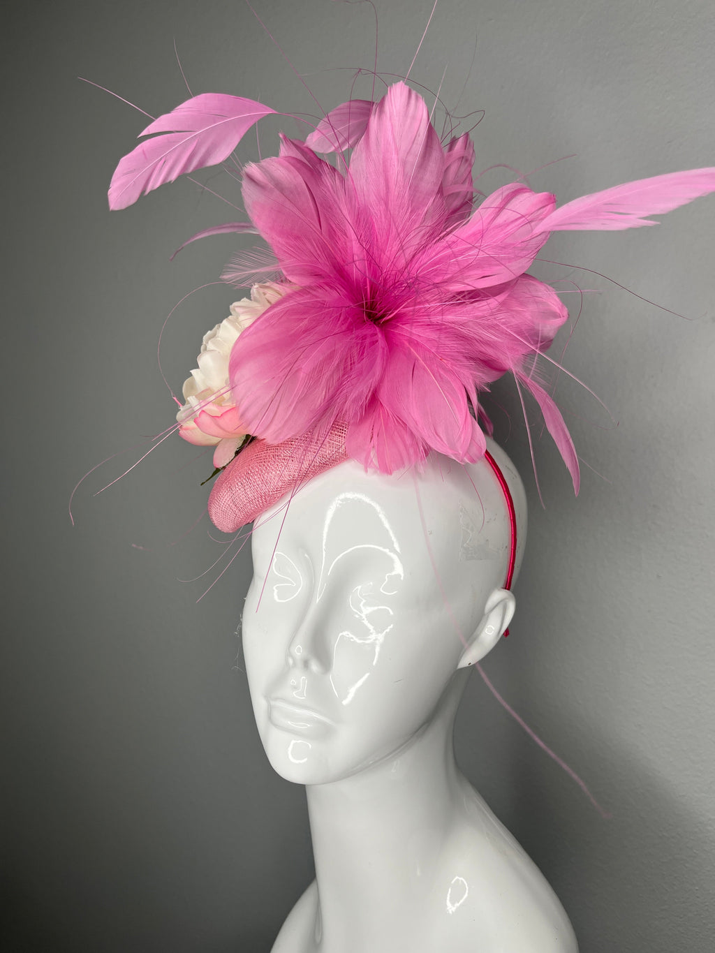 Blush Garden Elegance Fascinator | Soft Rosa und Elfenbeinfloral Derby-Hut | Kentucky Derby Kentucky Oaks Romantische Feder Cocktail Kopfstück