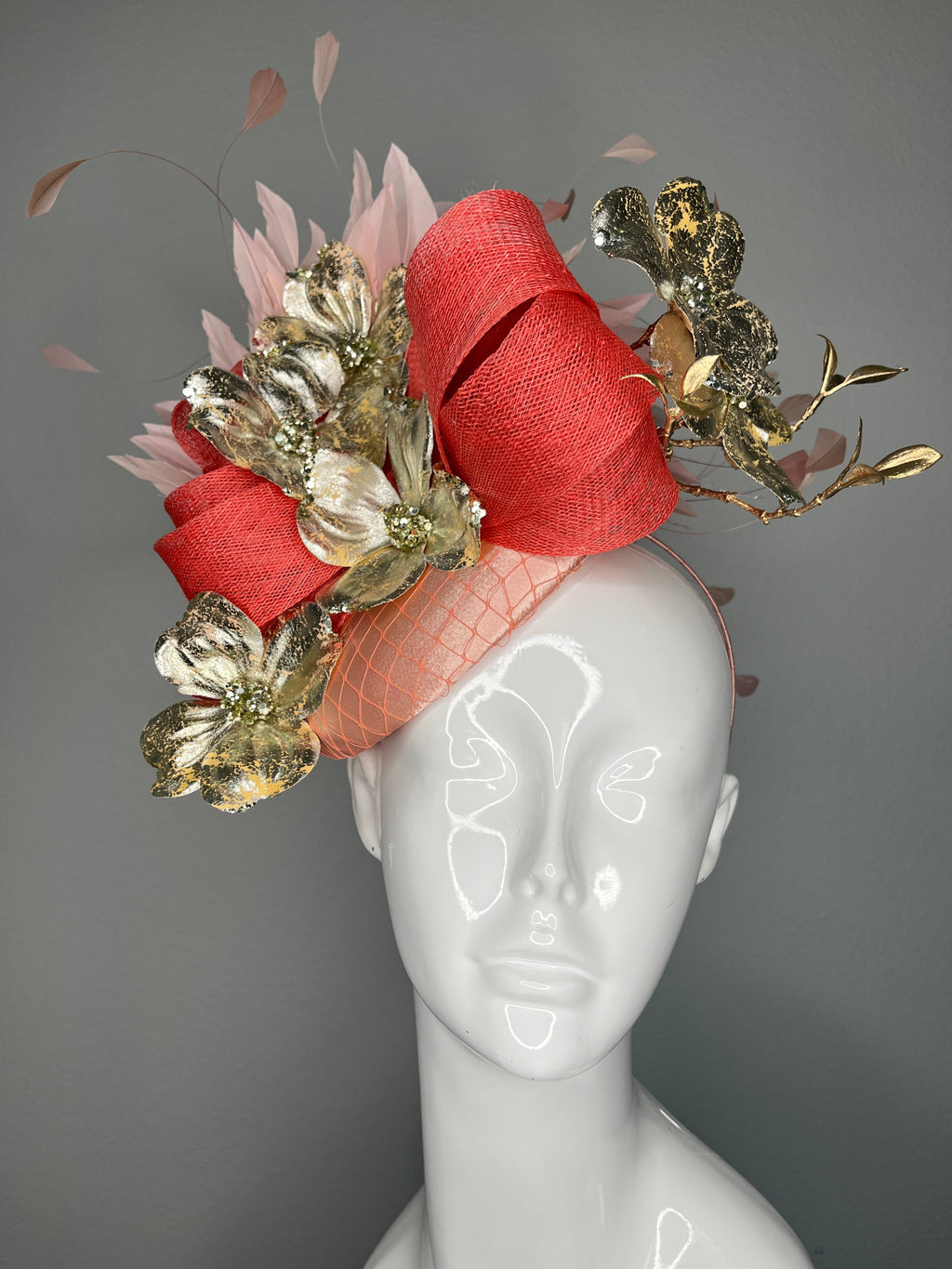 Coral Bloom Couture-Fascinator mit goldenen Blumenakzenten Sinamay Gemeißelt Fascinator-Hut Kentucky Derby Preakness Belmont